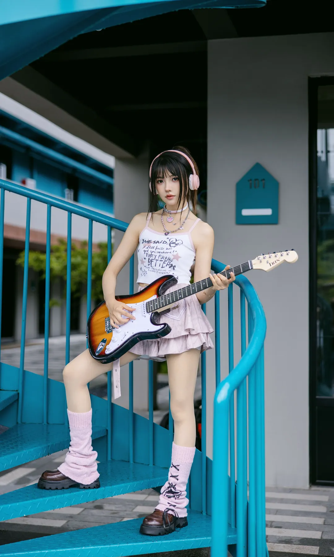 粉嫩電子風穿搭 藍樓梯下的元氣少女 - 第 3 張