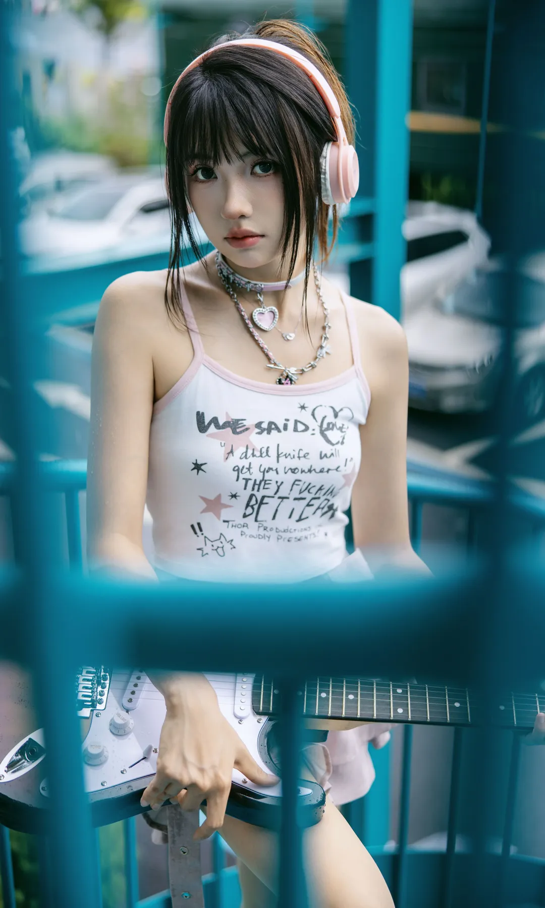 粉嫩電子風穿搭 藍樓梯下的元氣少女 - 第 4 張