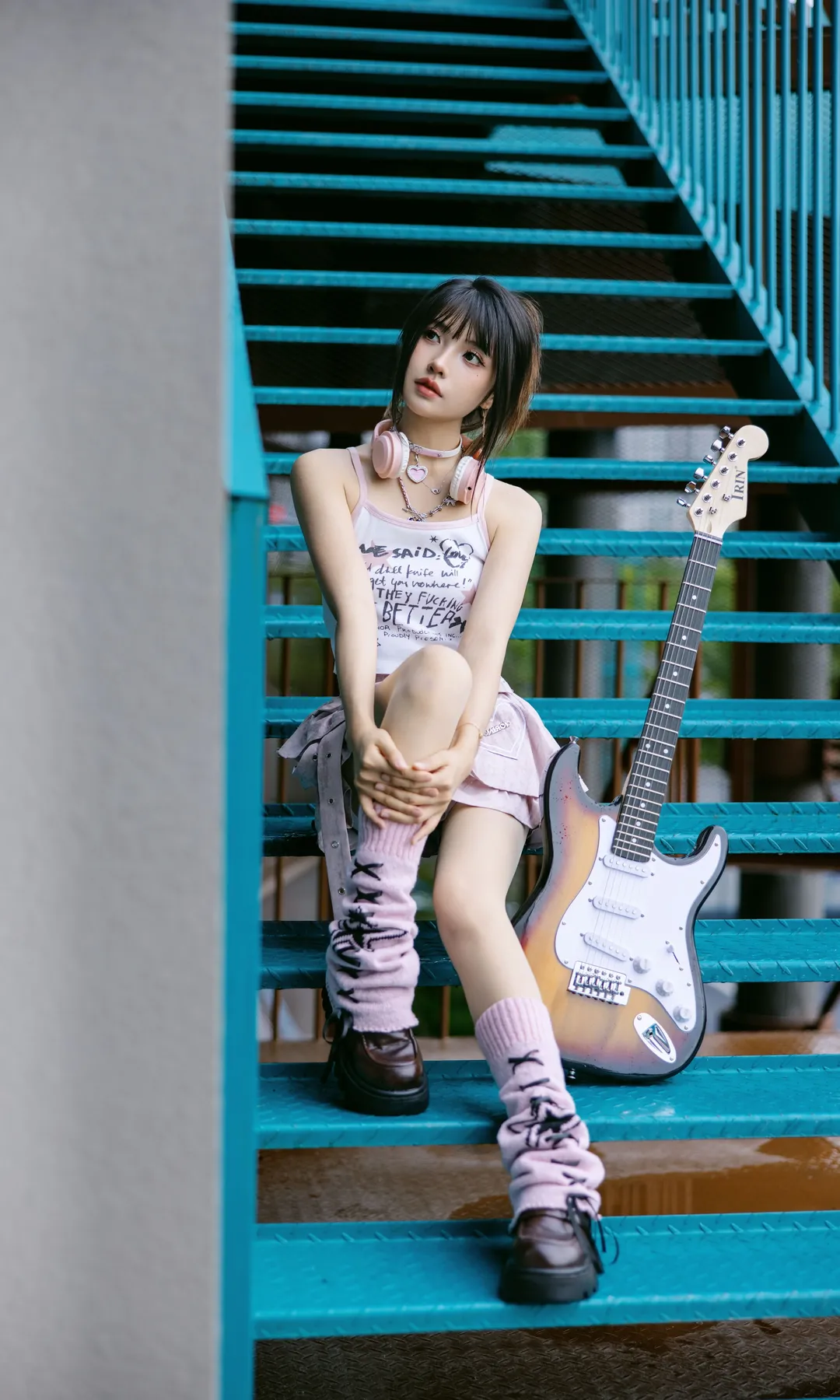 粉嫩電子風穿搭 藍樓梯下的元氣少女 - 第 6 張