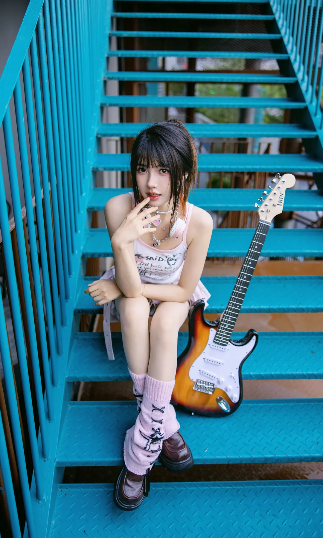 粉嫩電子風穿搭 藍樓梯下的元氣少女 - 第 7 張