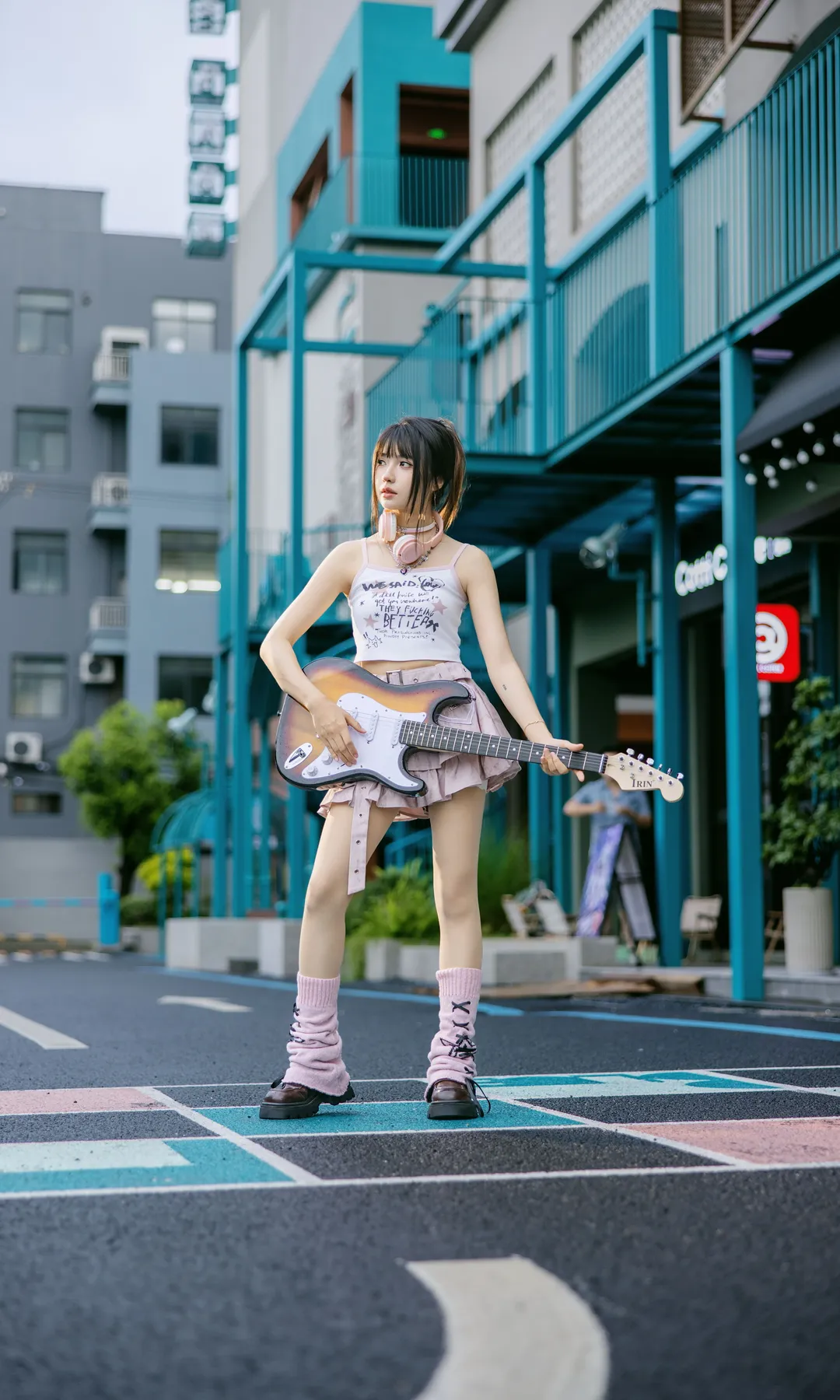 粉嫩電子風穿搭 藍樓梯下的元氣少女 - 第 9 張