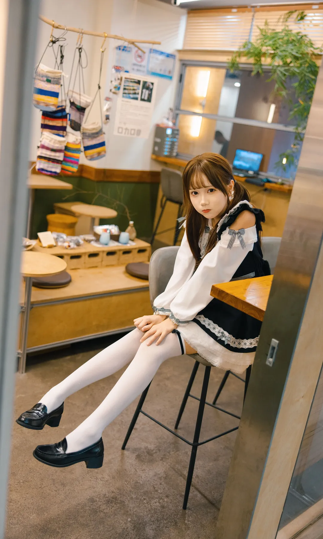 日系冷色调JK写真 黑白洋装白丝吊带的元气少女 - 第 2 张