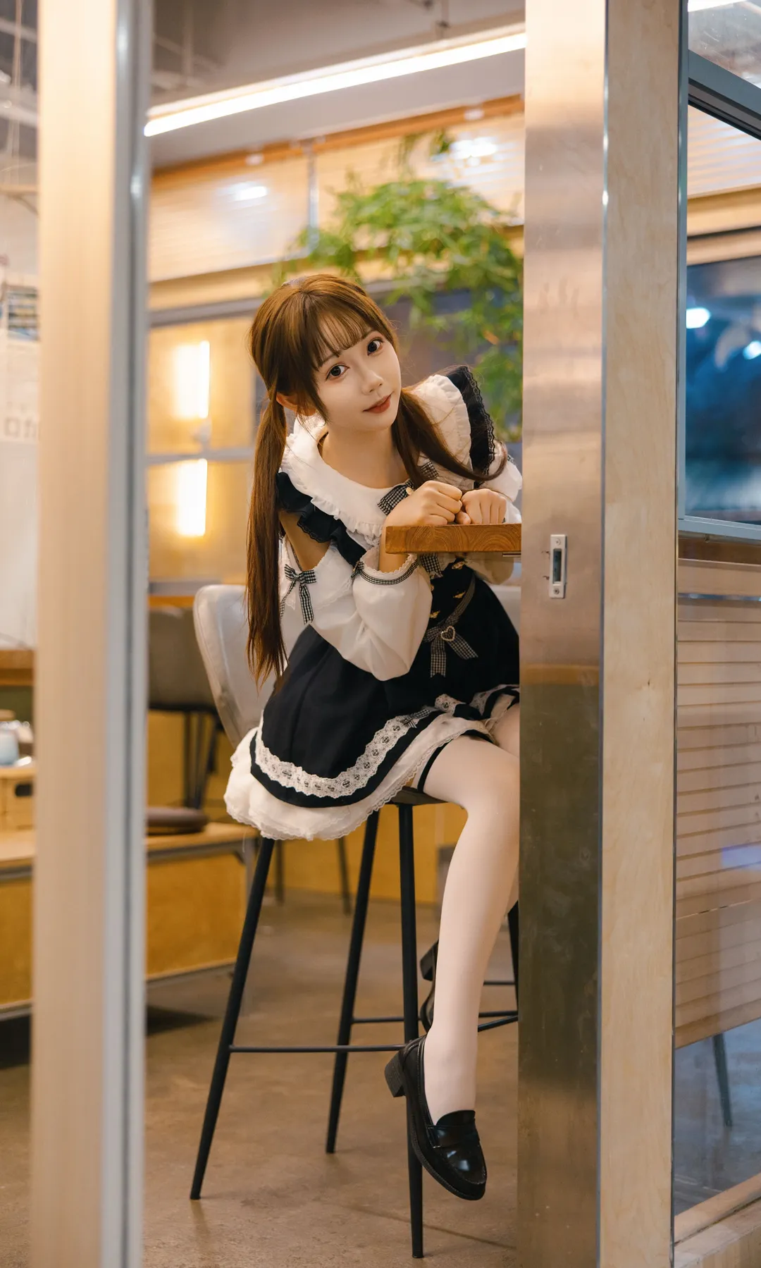 日系冷色调JK写真 黑白洋装白丝吊带的元气少女 - 第 3 张
