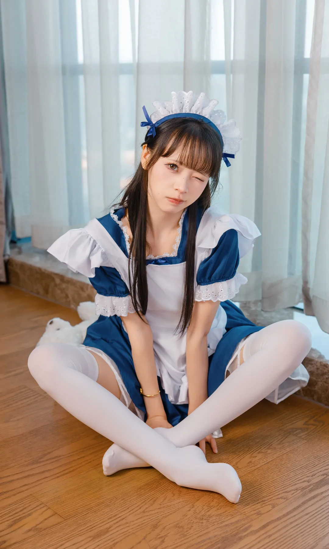 藍白配色女僕裝的日系室內寫真日記 - 第 1 張