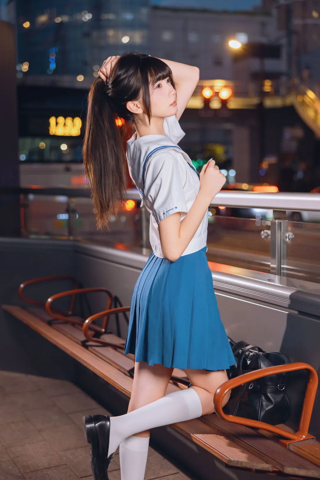 夜景JK制服写真，夜风中的白丝与百褶裙 - 第 1 张