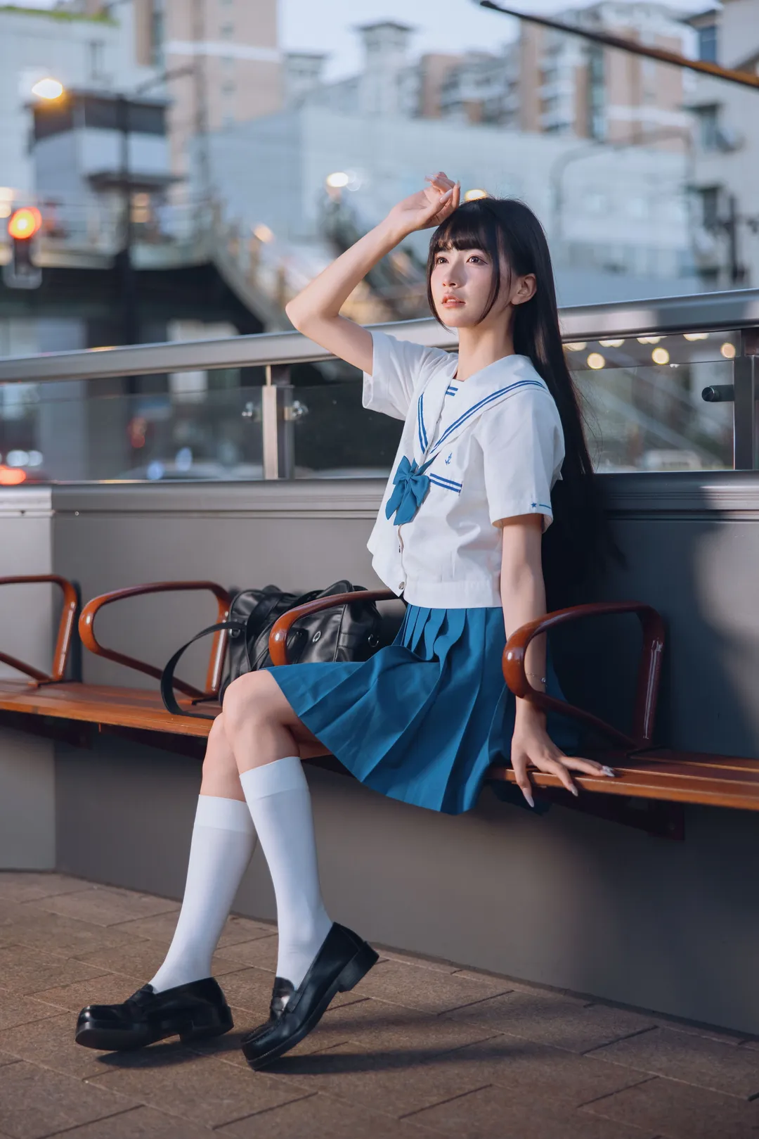夜景JK制服写真，夜风中的白丝与百褶裙 - 第 2 张