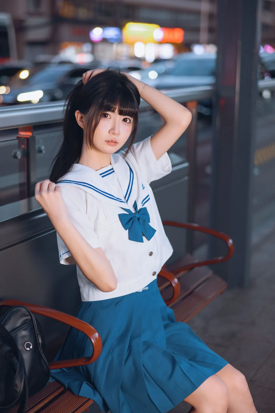 夜景JK制服写真，夜风中的白丝与百褶裙 - 第 3 张