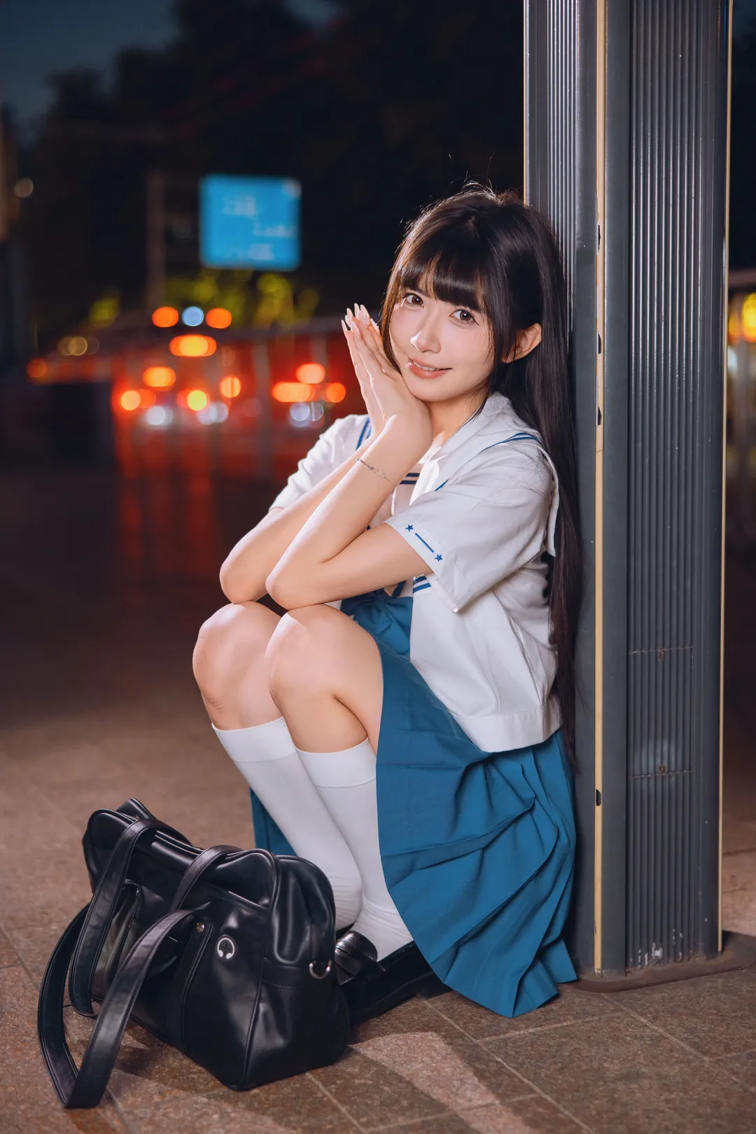 夜景JK制服写真，夜风中的白丝与百褶裙 - 第 4 张