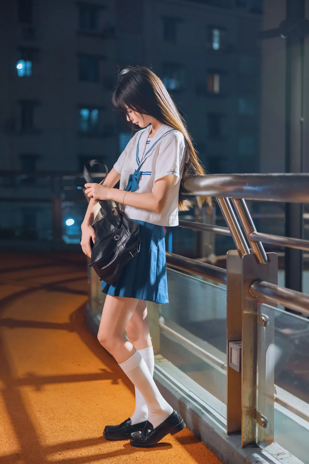 夜景JK制服写真，夜风中的白丝与百褶裙 - 第 6 张