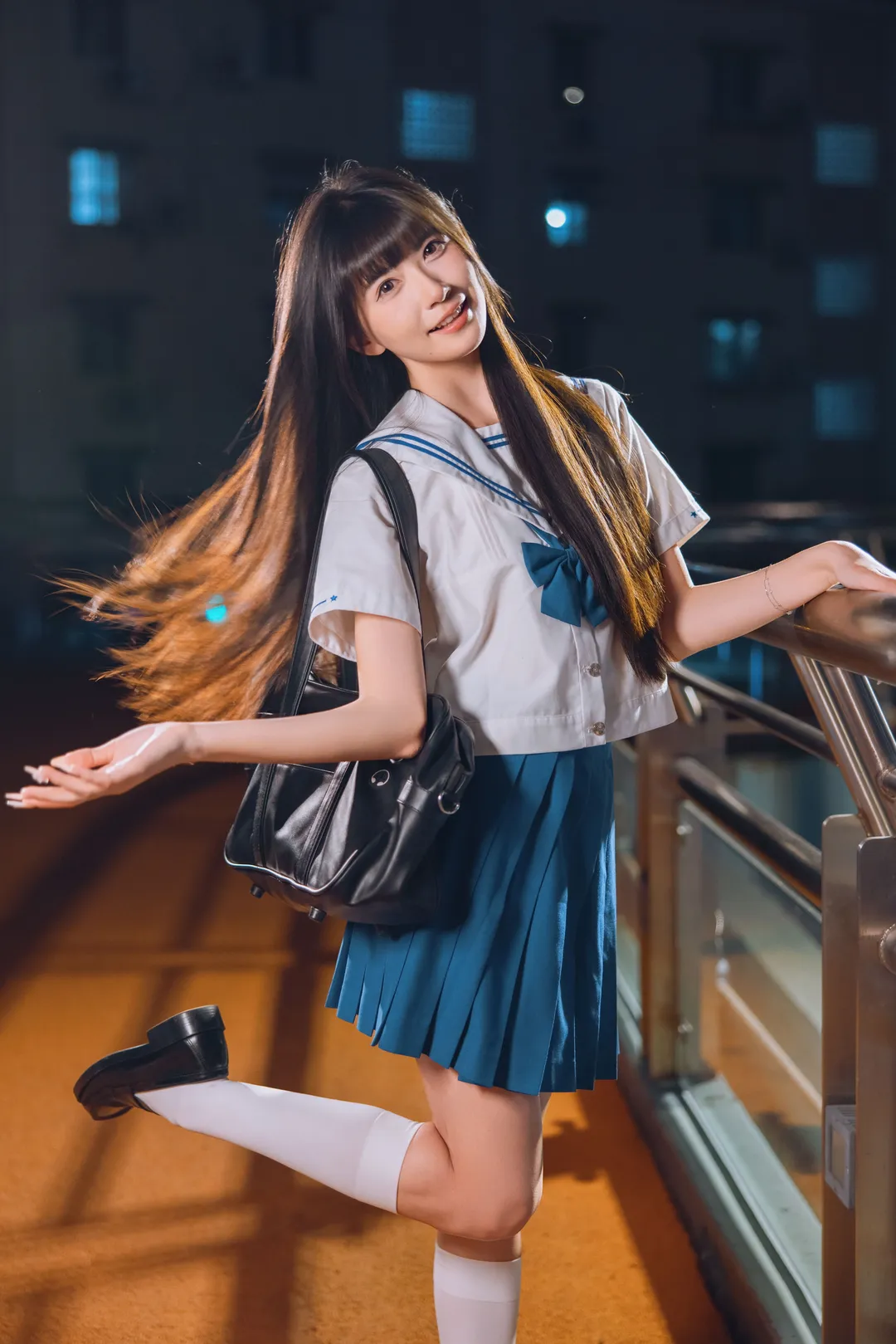 夜景JK制服写真，夜风中的白丝与百褶裙 - 第 7 张