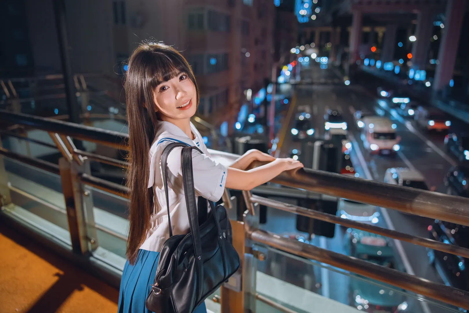 夜景JK制服写真，夜风中的白丝与百褶裙 - 第 8 张