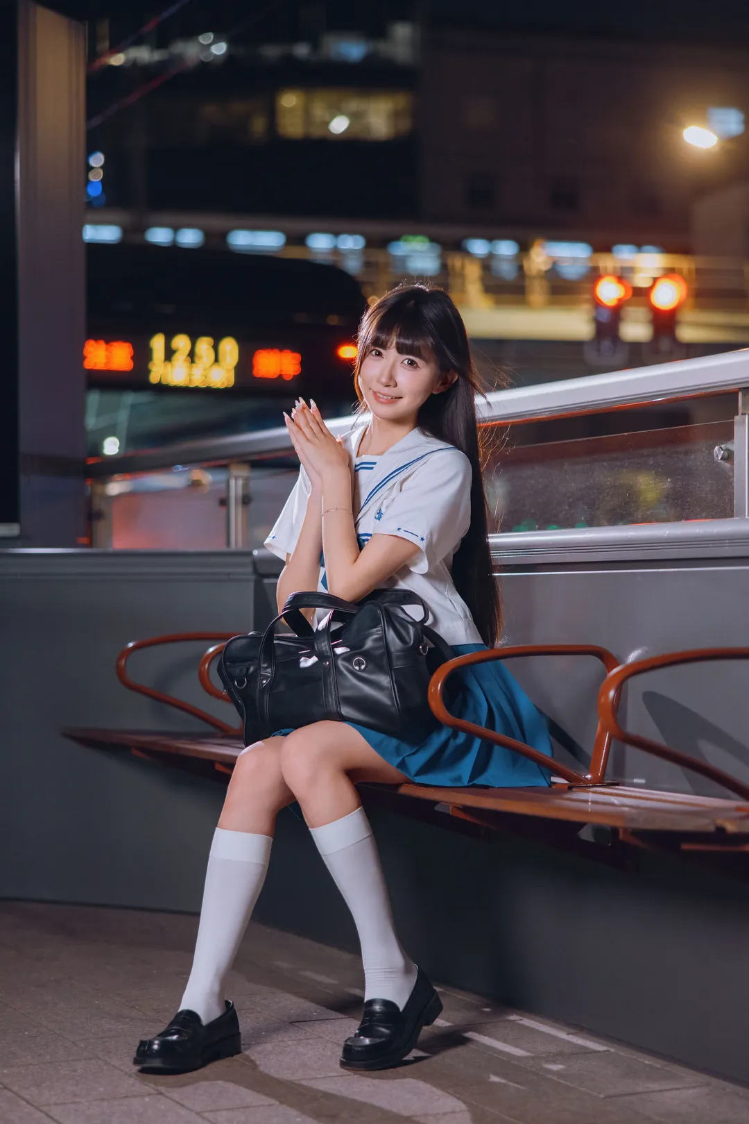 夜景JK制服写真，夜风中的白丝与百褶裙 - 第 9 张
