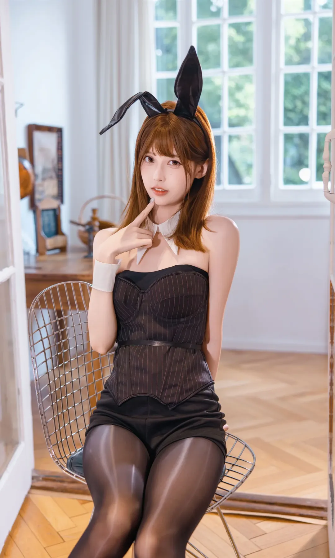 黑丝兔女郎制服穿搭，暖阳木地板上的室内二次元摄影 - 第 4 张