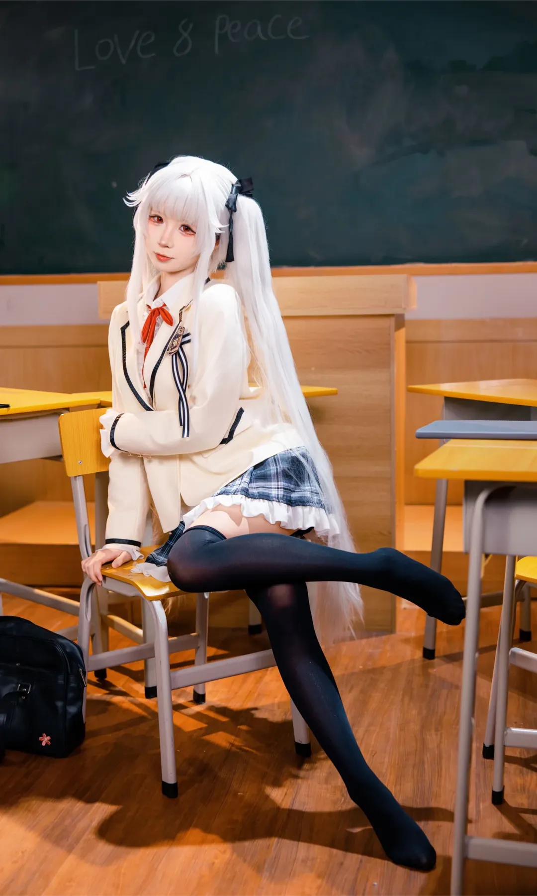 【篝之霧枝cos】教室裡的白髮制服少女，黑絲與百褶裙的私語 - 第 1 張