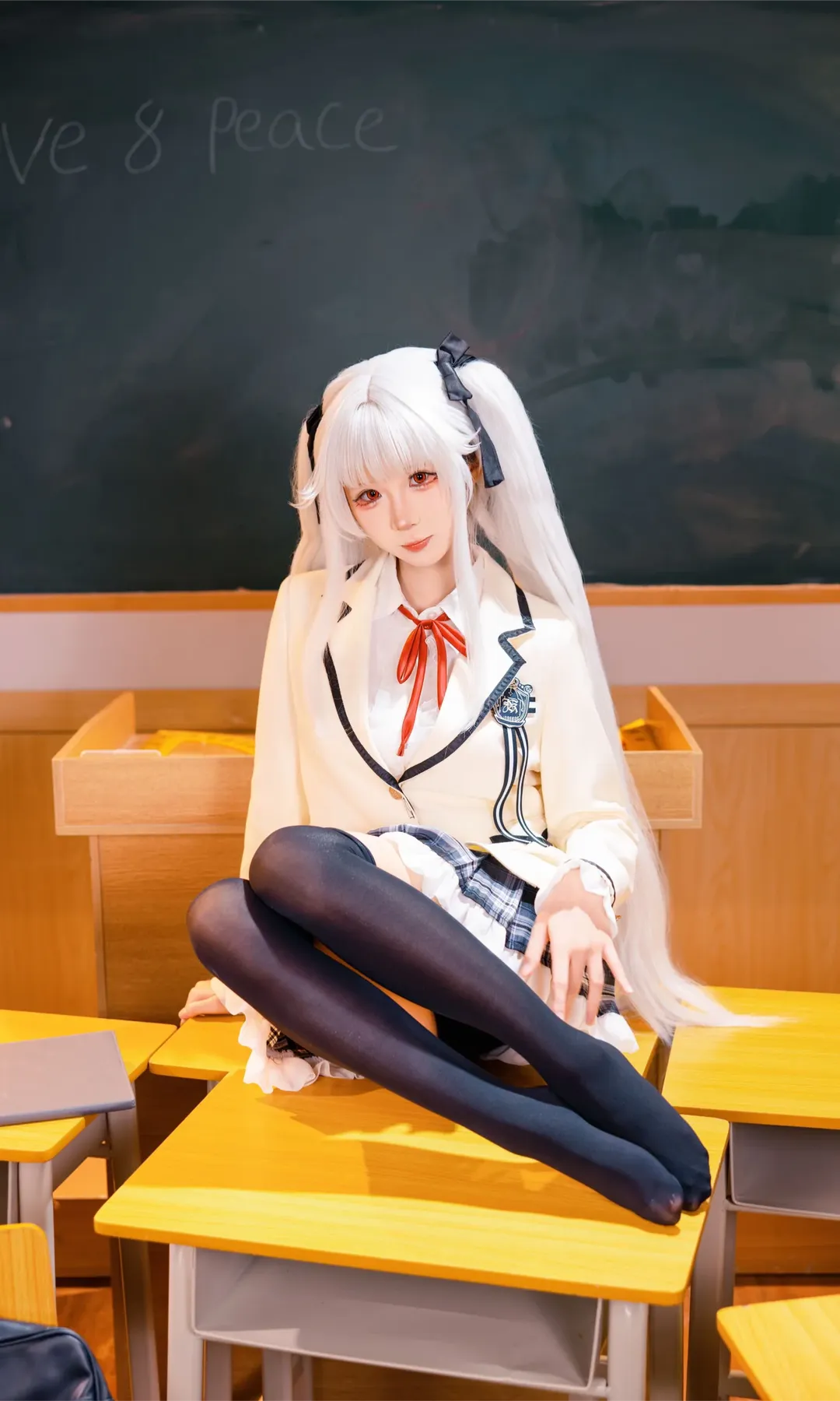 【篝之霧枝cos】教室裡的白髮制服少女，黑絲與百褶裙的私語 - 第 10 張