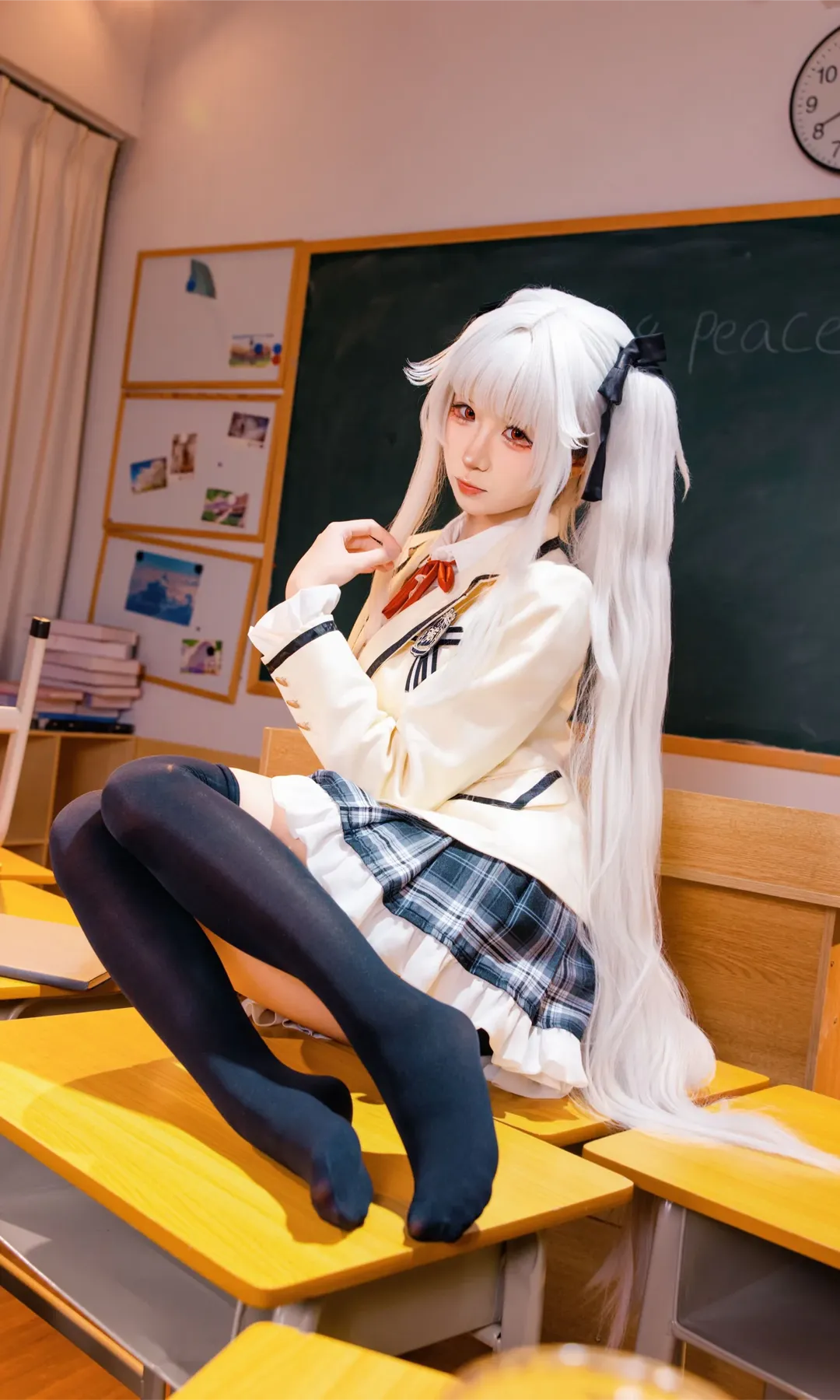 【篝之霧枝cos】教室裡的白髮制服少女，黑絲與百褶裙的私語 - 第 11 張
