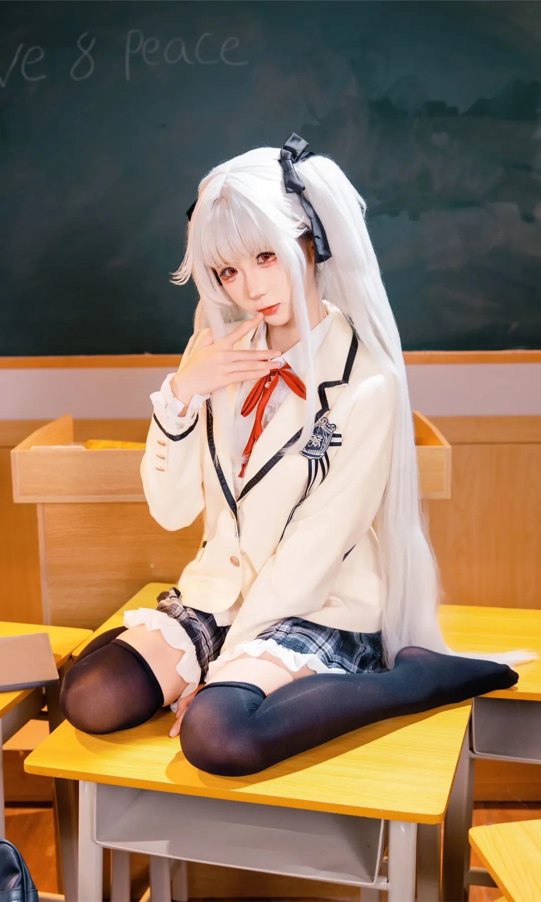 【篝之霧枝cos】教室裡的白髮制服少女，黑絲與百褶裙的私語 - 第 12 張