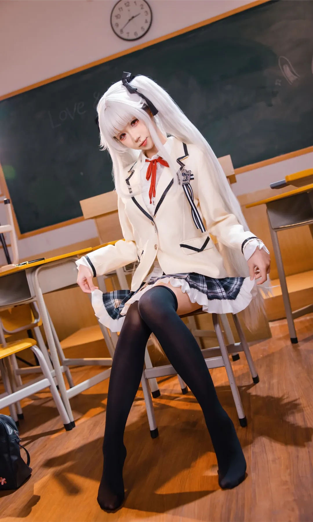 【篝之霧枝cos】教室裡的白髮制服少女，黑絲與百褶裙的私語 - 第 2 張
