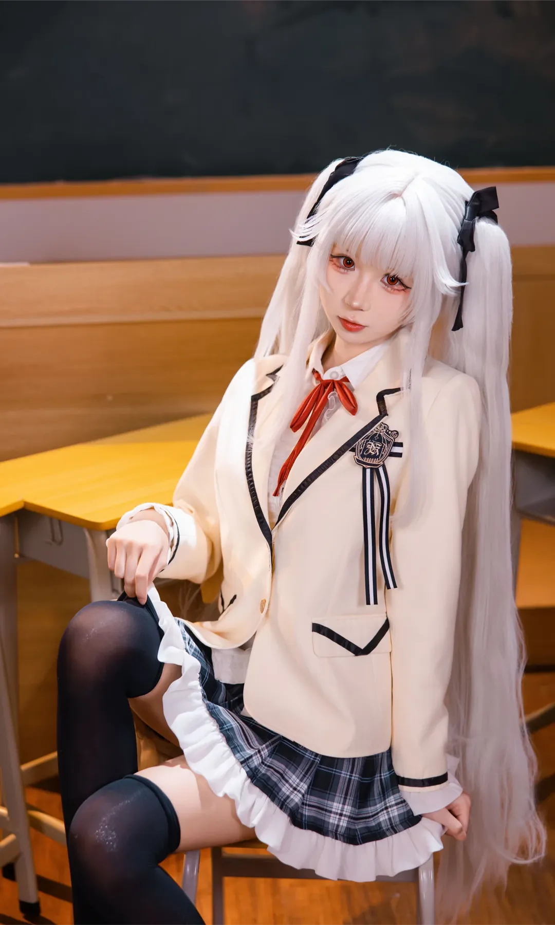 【篝之霧枝cos】教室裡的白髮制服少女，黑絲與百褶裙的私語 - 第 3 張