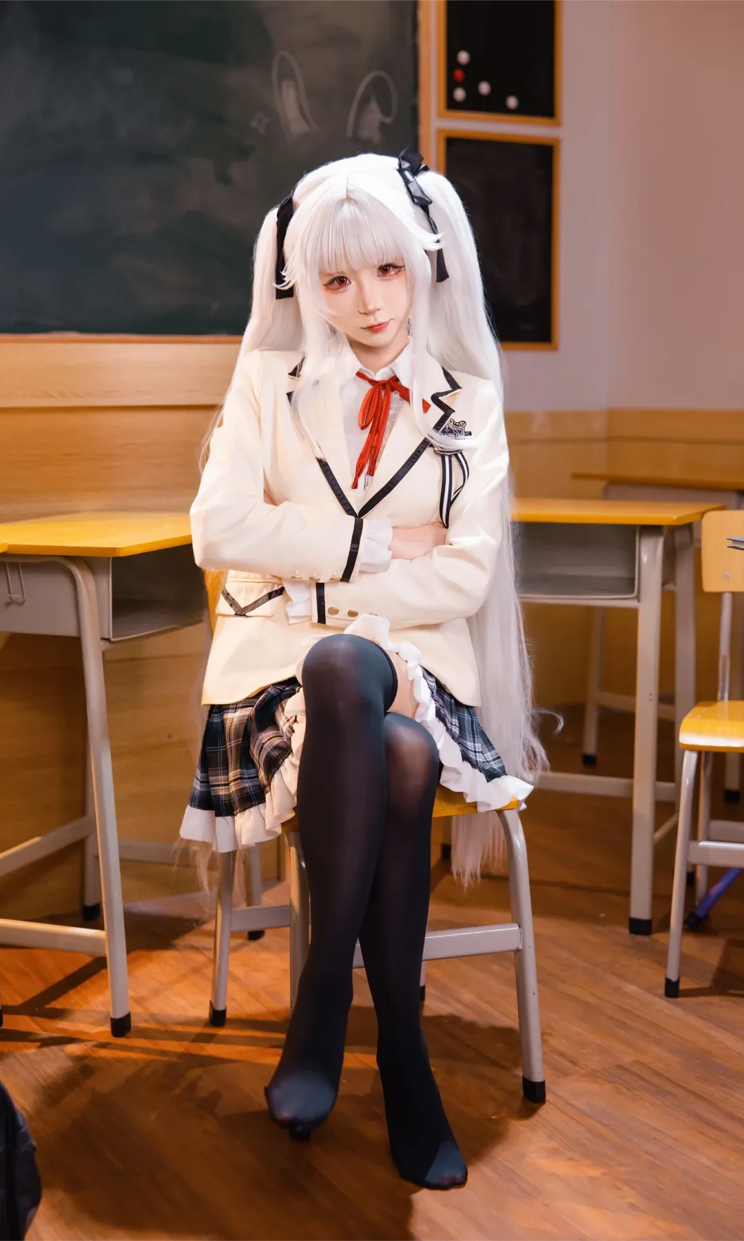 【篝之霧枝cos】教室裡的白髮制服少女，黑絲與百褶裙的私語 - 第 4 張