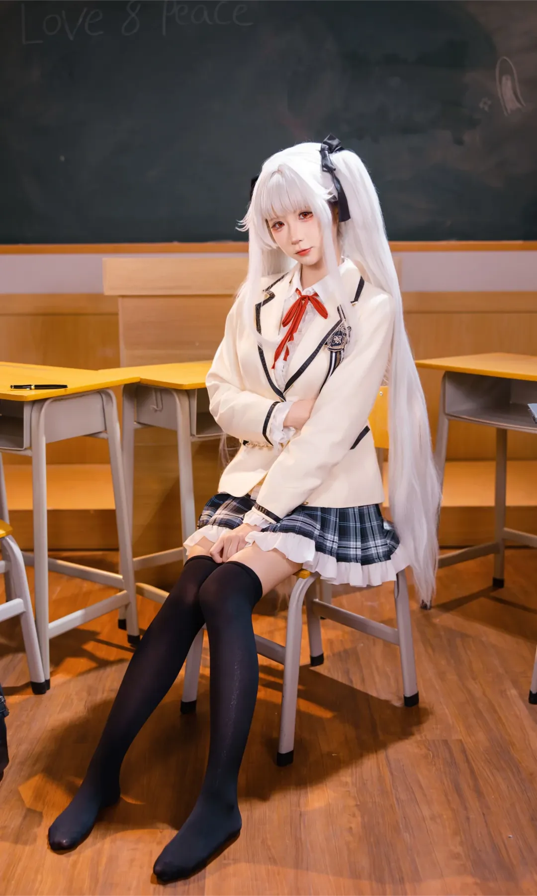 【篝之霧枝cos】教室裡的白髮制服少女，黑絲與百褶裙的私語 - 第 5 張