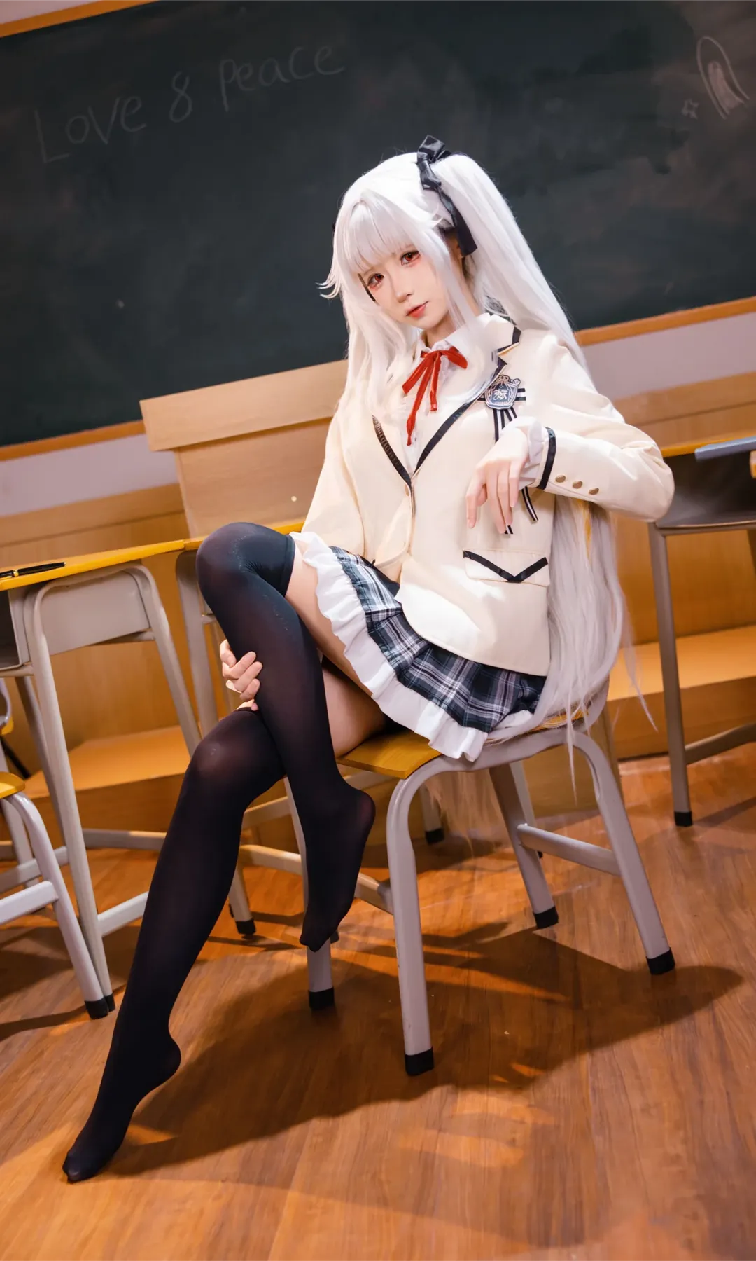 【篝之霧枝cos】教室裡的白髮制服少女，黑絲與百褶裙的私語 - 第 6 張