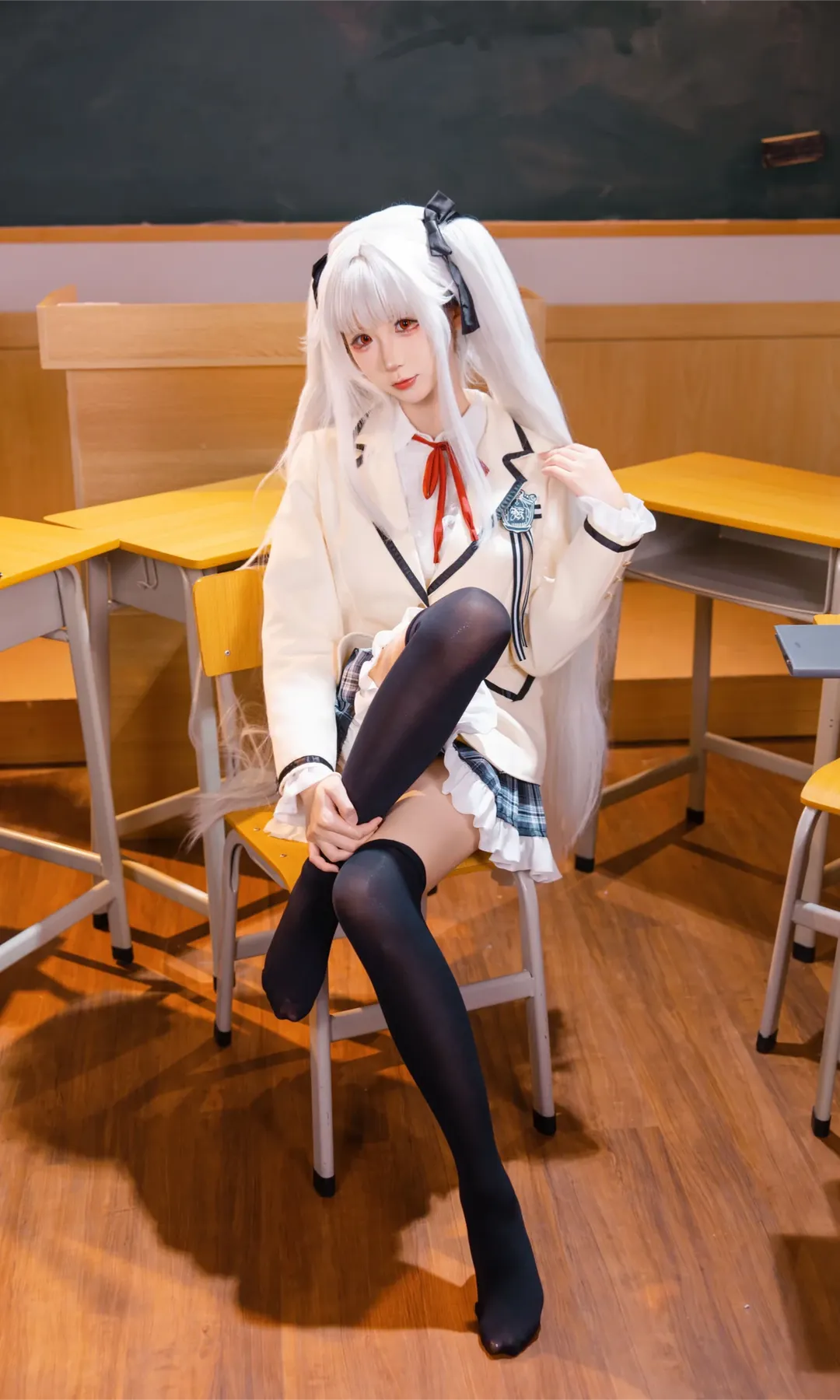 【篝之霧枝cos】教室裡的白髮制服少女，黑絲與百褶裙的私語 - 第 7 張