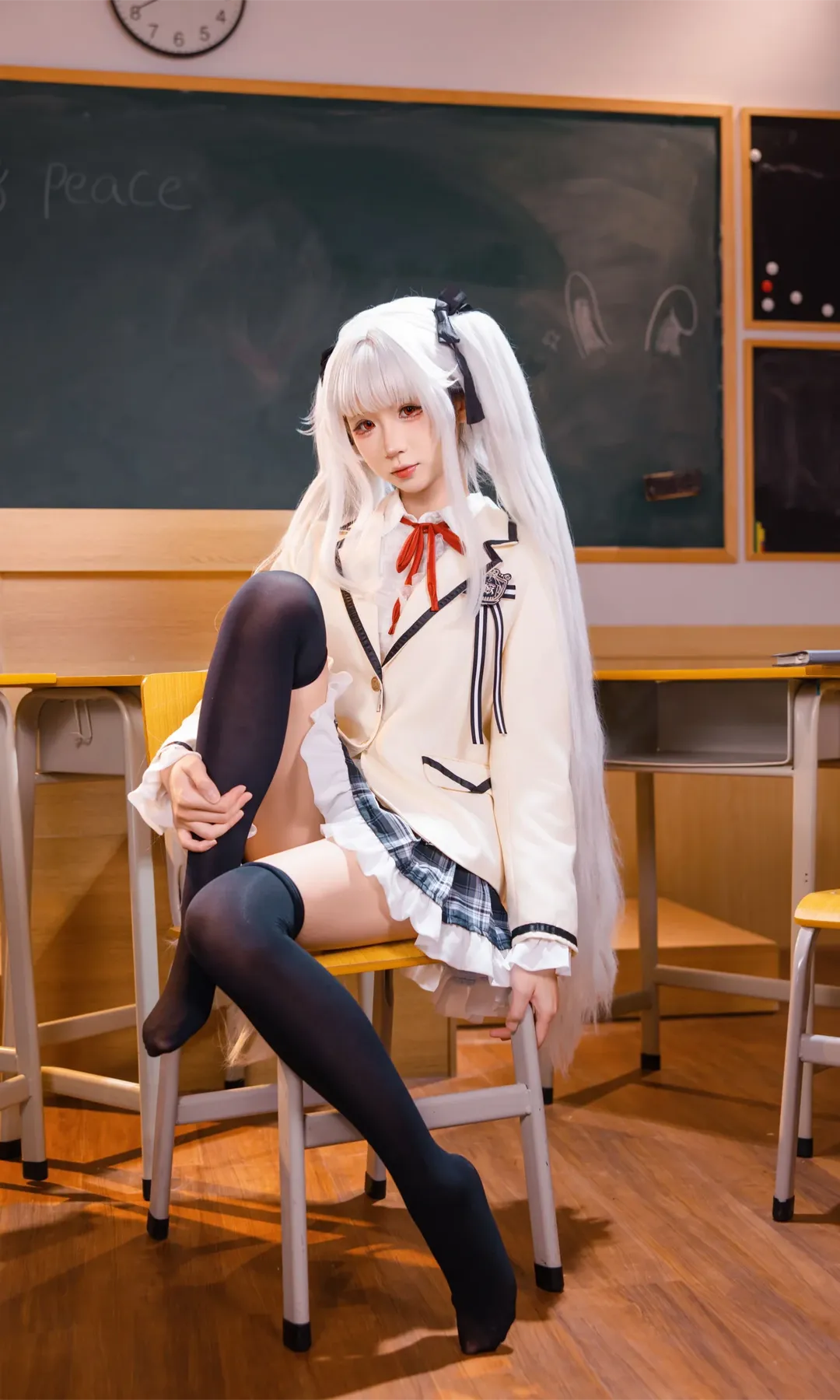 【篝之霧枝cos】教室裡的白髮制服少女，黑絲與百褶裙的私語 - 第 8 張