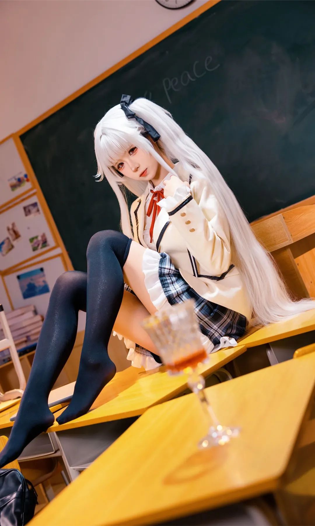 【篝之霧枝cos】教室裡的白髮制服少女，黑絲與百褶裙的私語 - 第 9 張