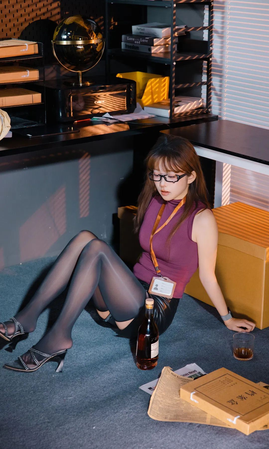 赛博朋克风电竞少女棚拍，酒红皮裙与黑丝的视觉碰撞 - 第 15 张