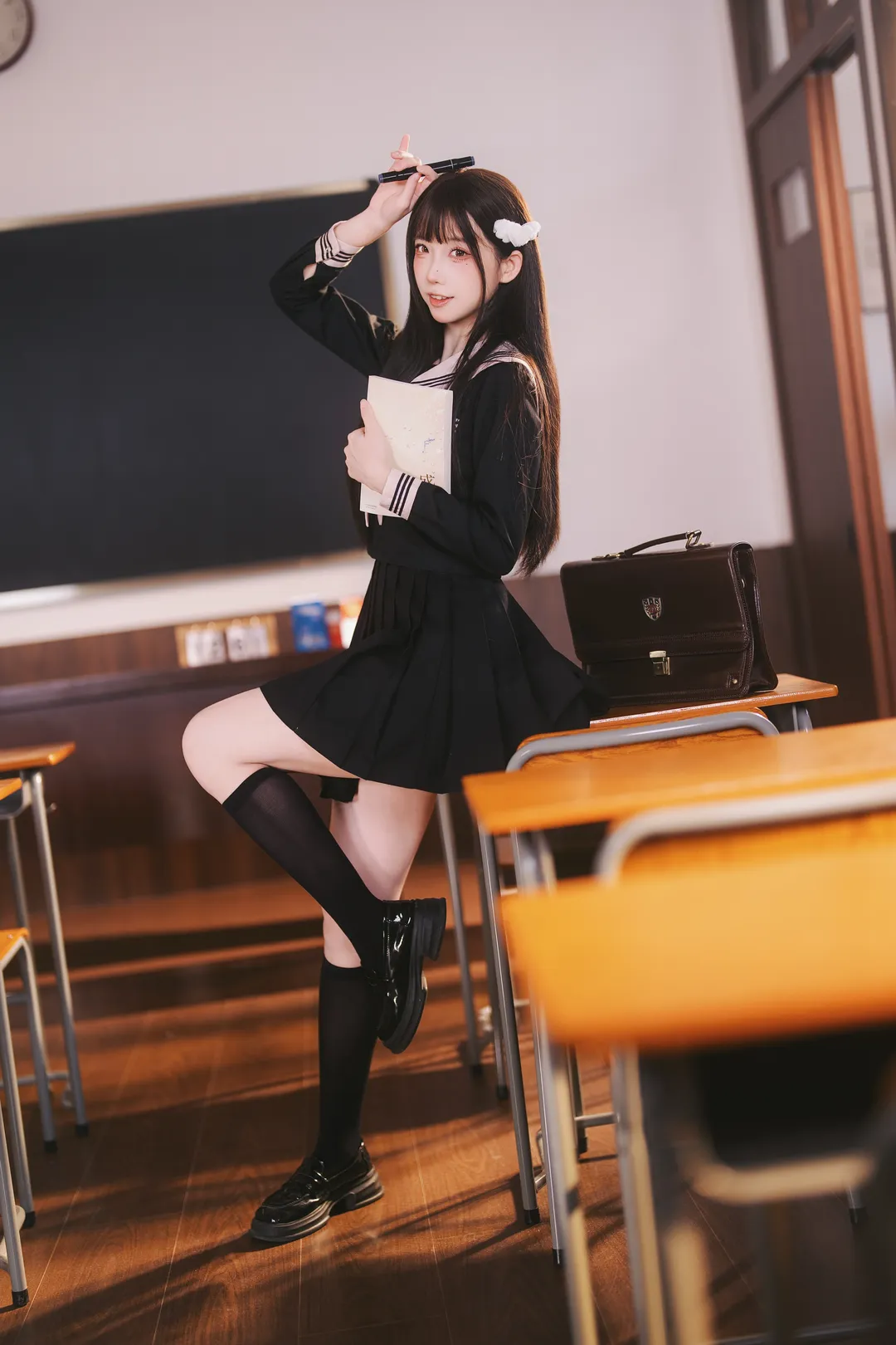 放学后的日系教室，黑水手服与黑丝长袜少女写真 - 第 1 张