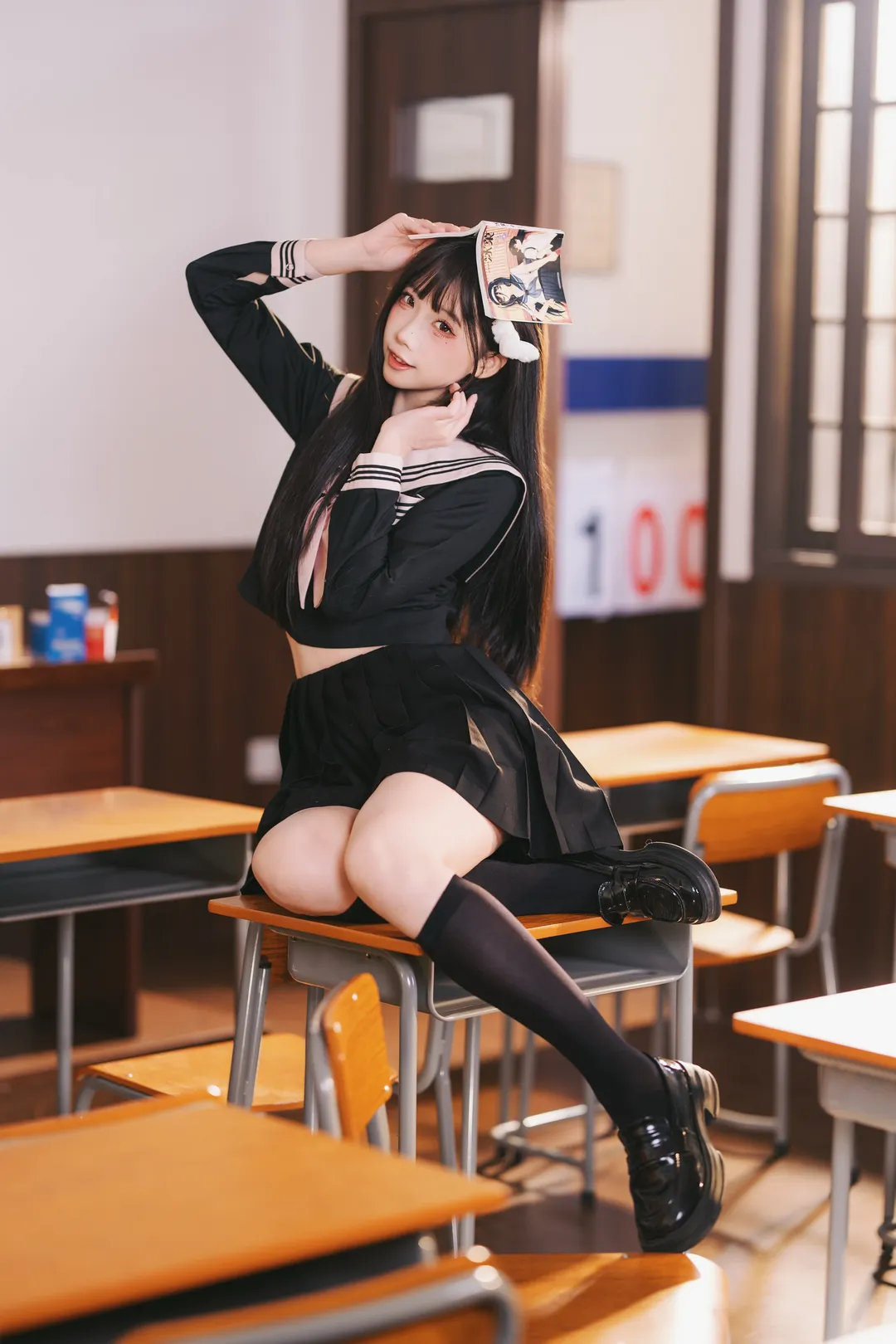 放学后的日系教室，黑水手服与黑丝长袜少女写真 - 第 10 张