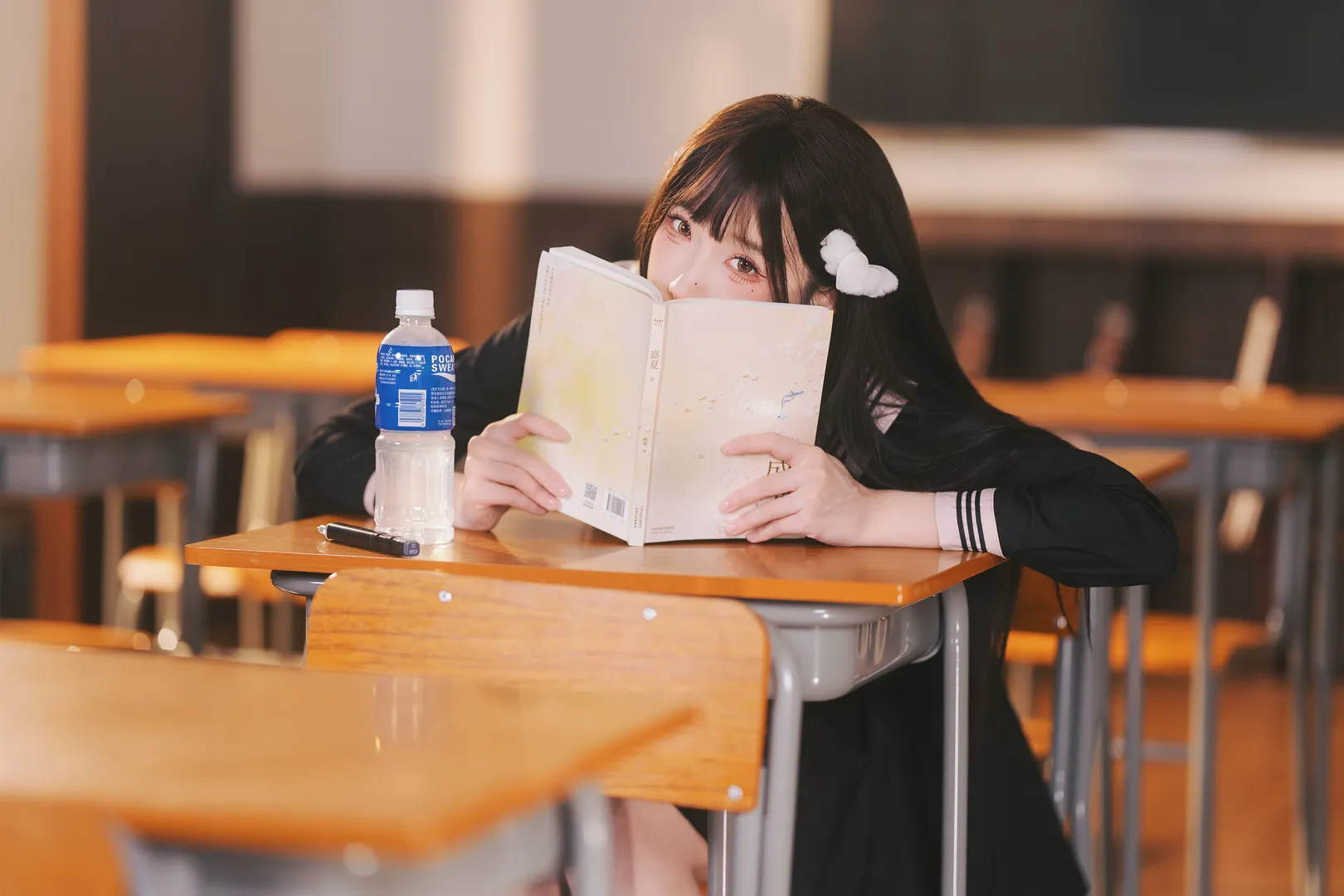 放学后的日系教室，黑水手服与黑丝长袜少女写真 - 第 12 张