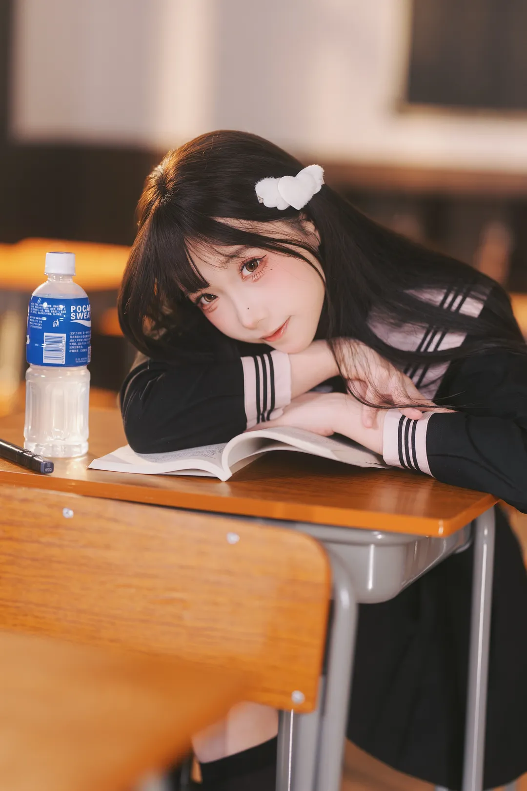 放学后的日系教室，黑水手服与黑丝长袜少女写真 - 第 13 张