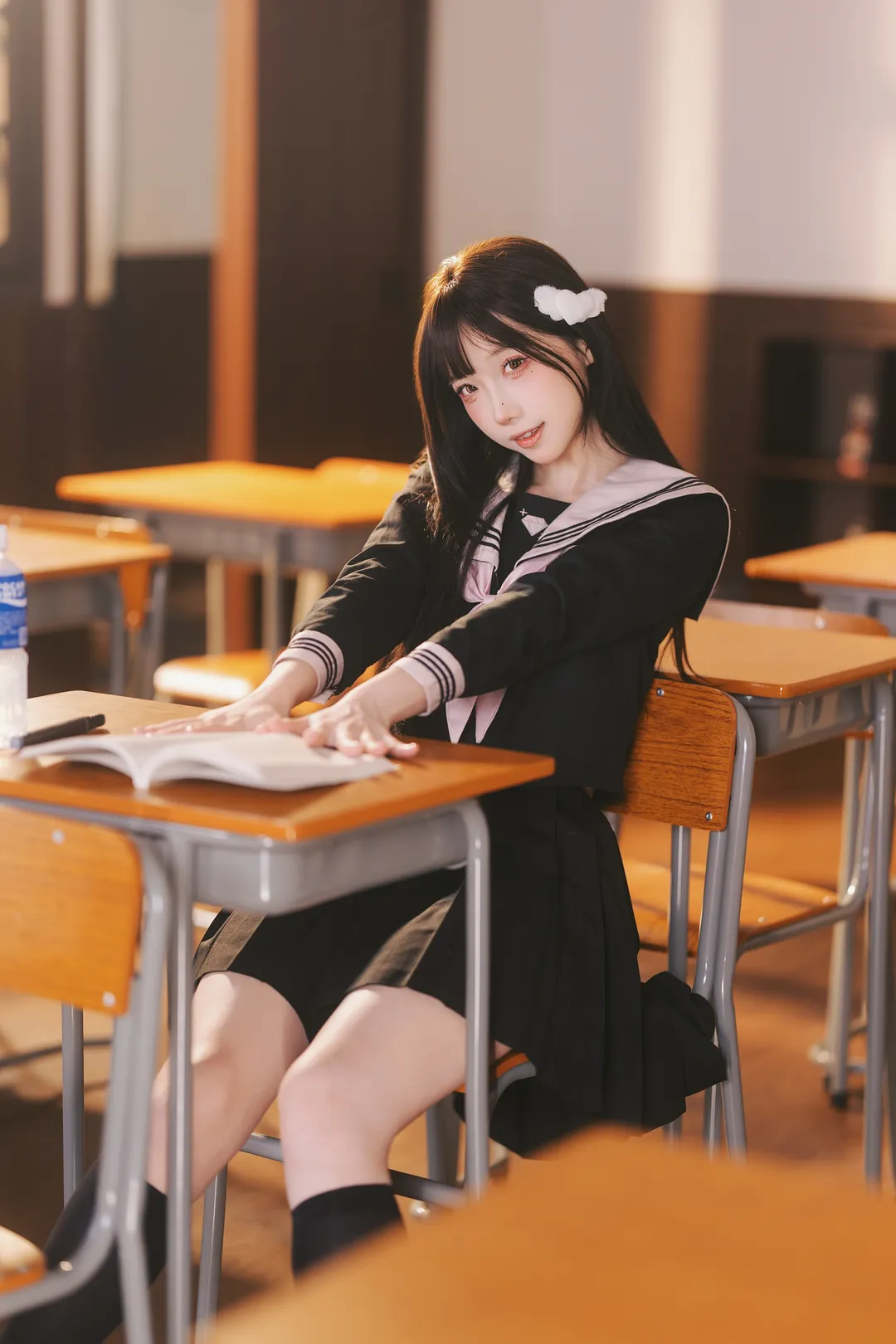 放学后的日系教室，黑水手服与黑丝长袜少女写真 - 第 14 张