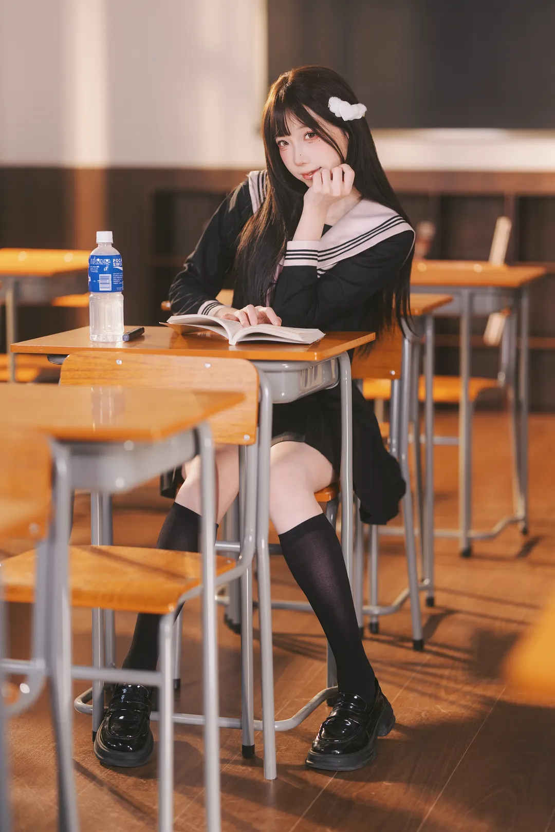 放学后的日系教室，黑水手服与黑丝长袜少女写真 - 第 15 张
