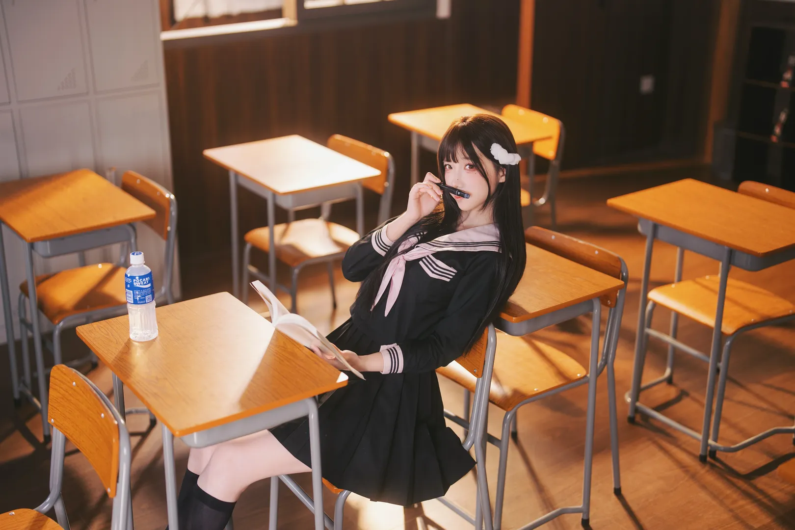 放学后的日系教室，黑水手服与黑丝长袜少女写真 - 第 16 张