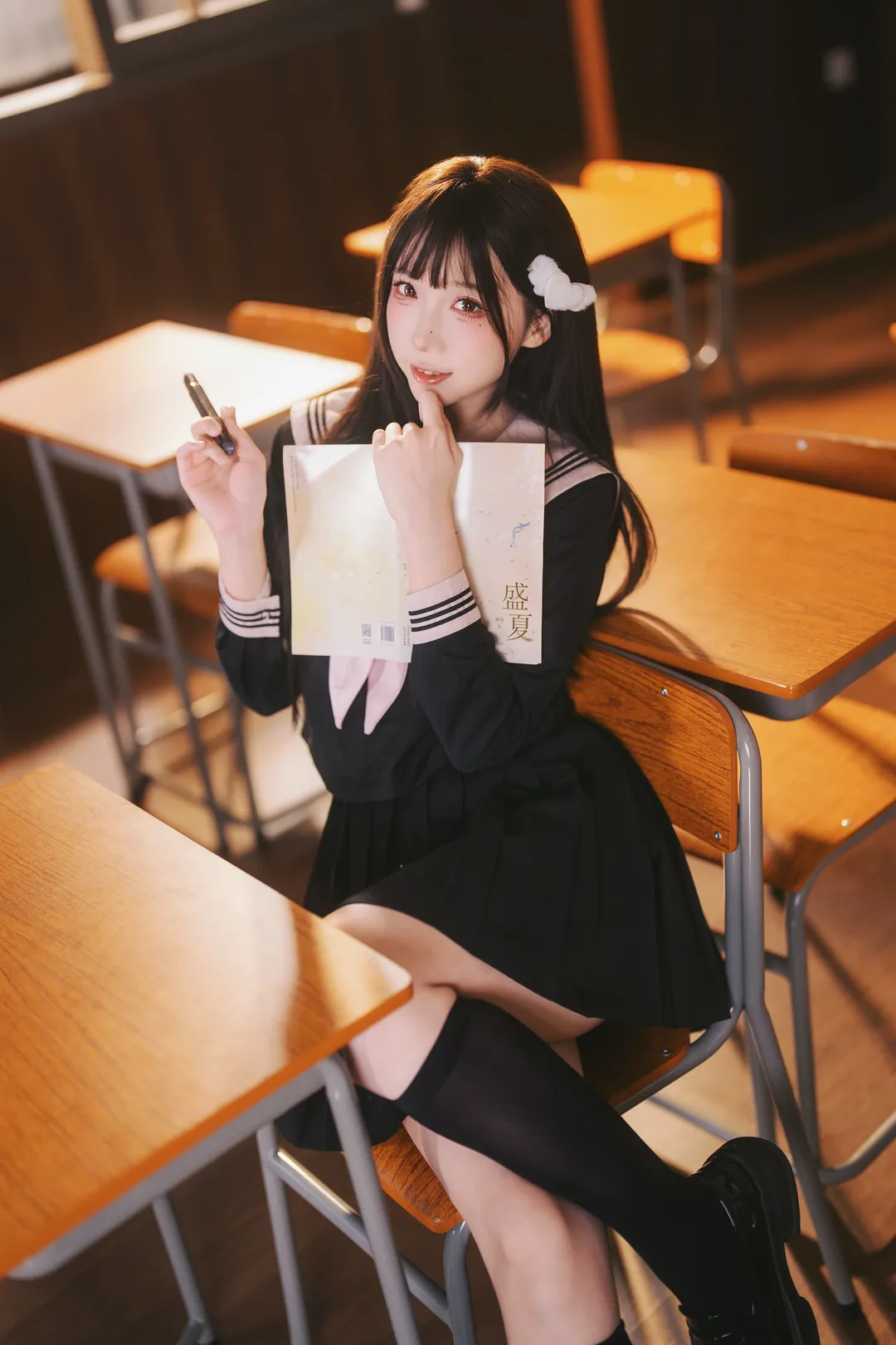 放学后的日系教室，黑水手服与黑丝长袜少女写真 - 第 17 张
