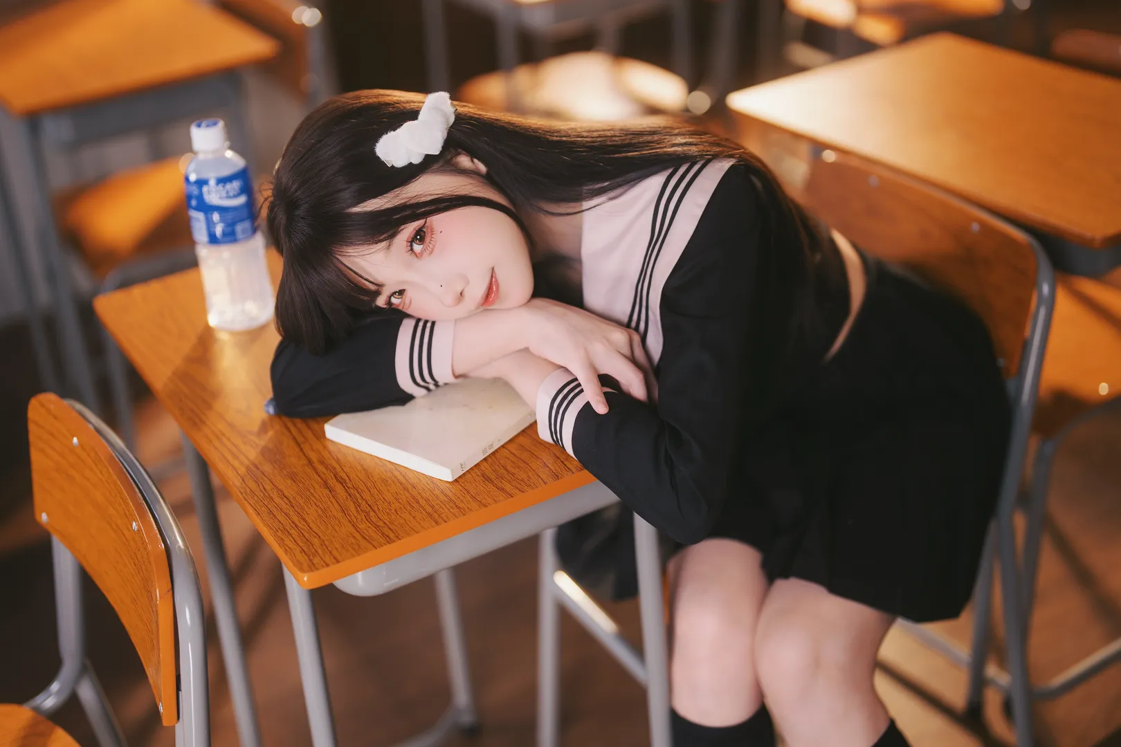 放学后的日系教室，黑水手服与黑丝长袜少女写真 - 第 18 张