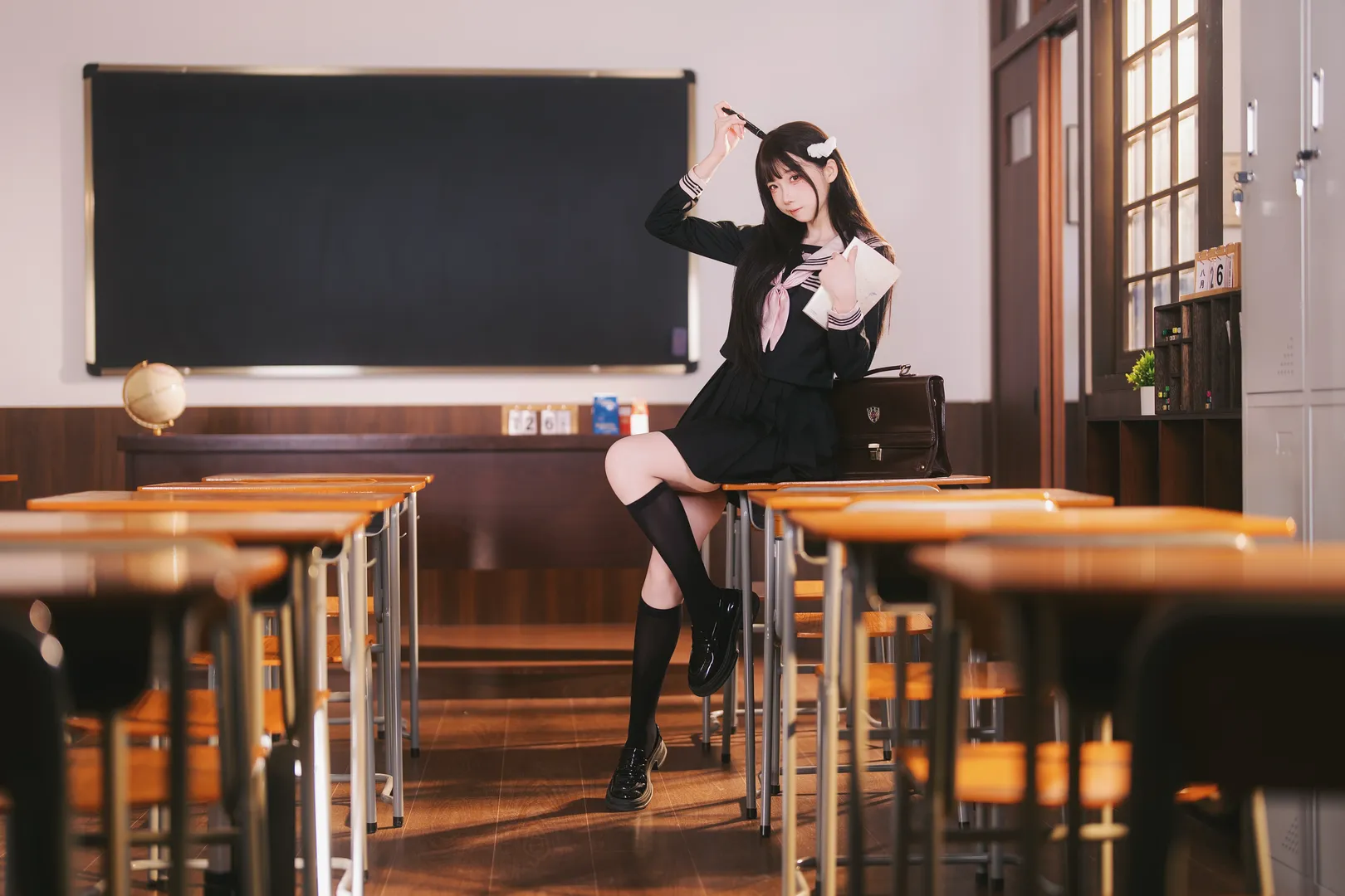 放学后的日系教室，黑水手服与黑丝长袜少女写真 - 第 2 张
