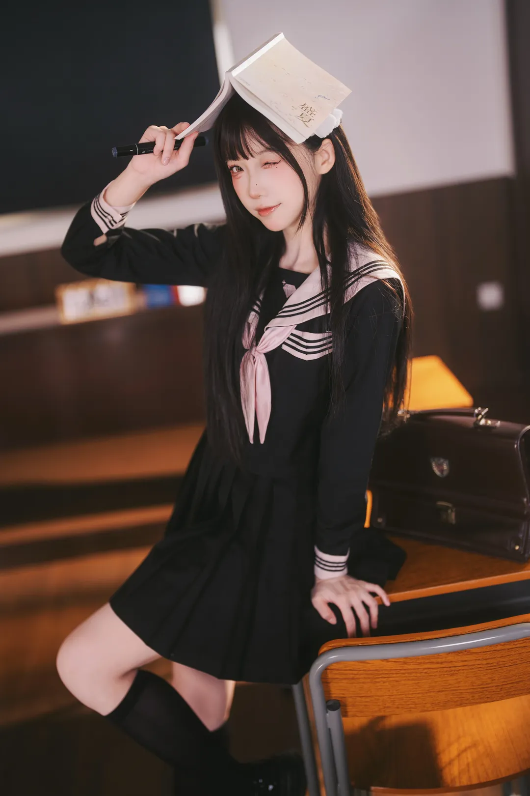 放学后的日系教室，黑水手服与黑丝长袜少女写真 - 第 3 张