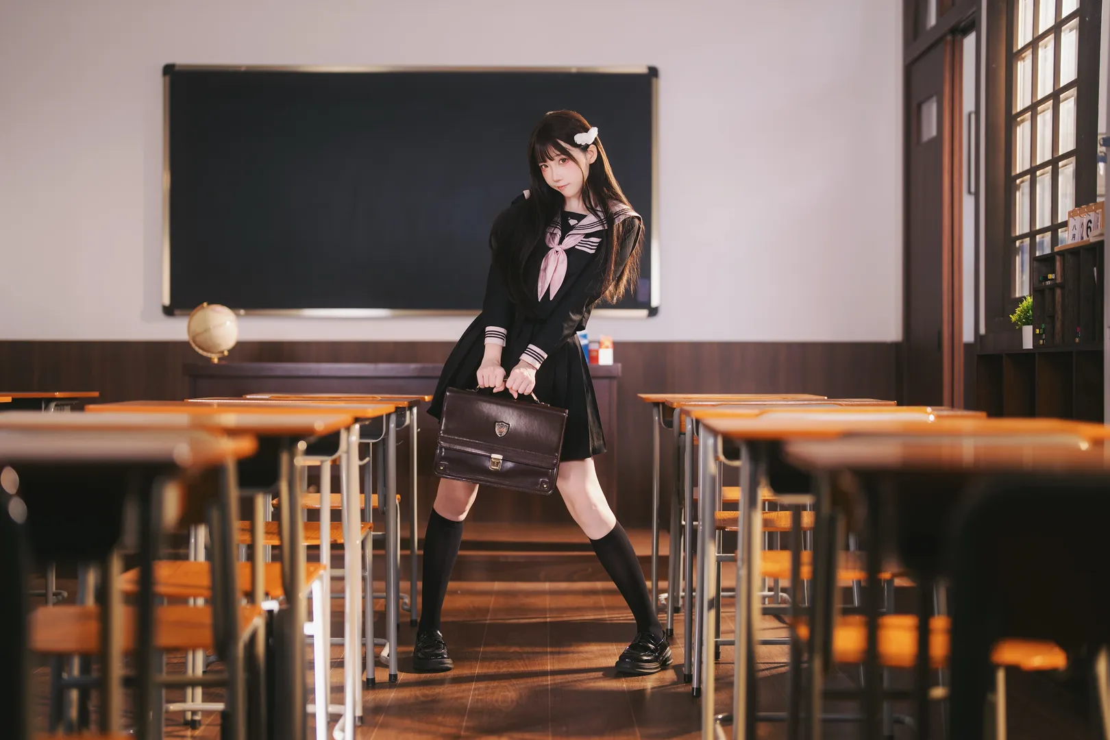 放学后的日系教室，黑水手服与黑丝长袜少女写真 - 第 4 张