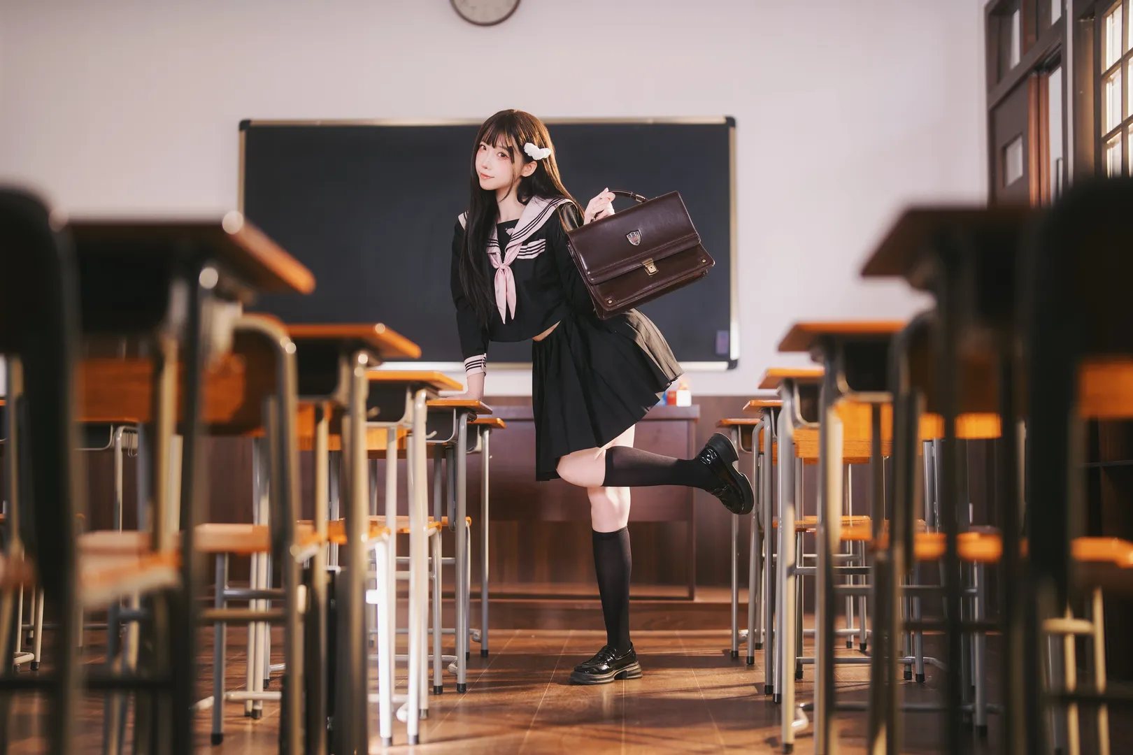 放学后的日系教室，黑水手服与黑丝长袜少女写真 - 第 5 张