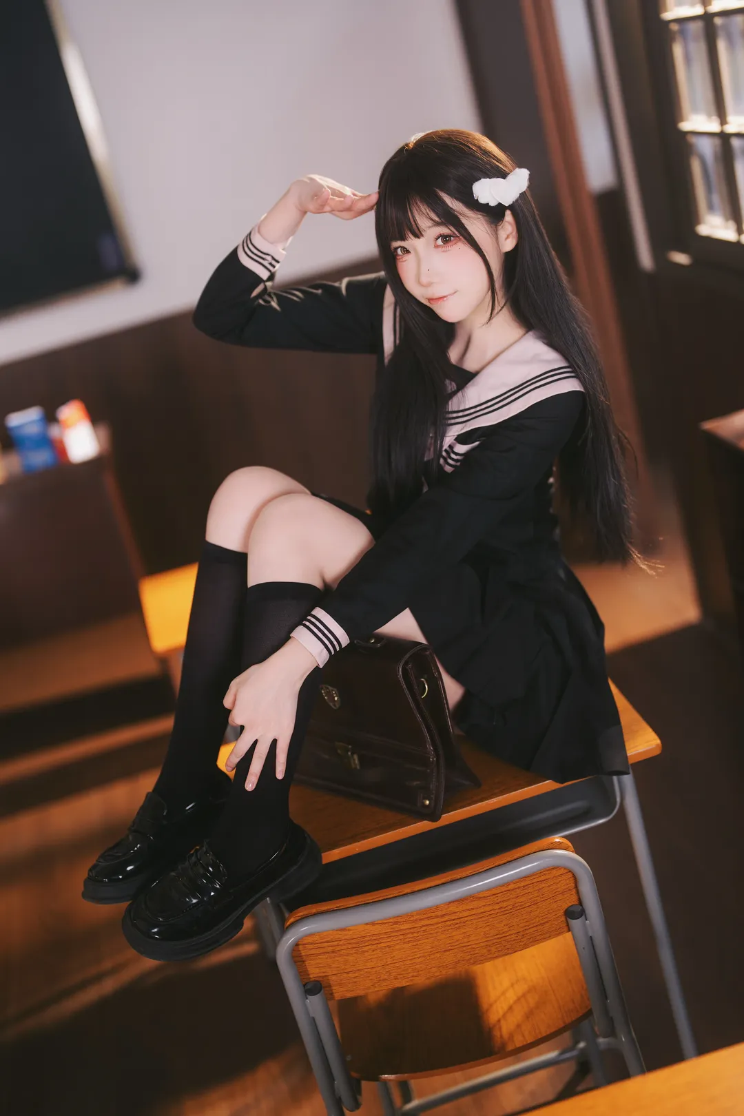 放学后的日系教室，黑水手服与黑丝长袜少女写真 - 第 6 张