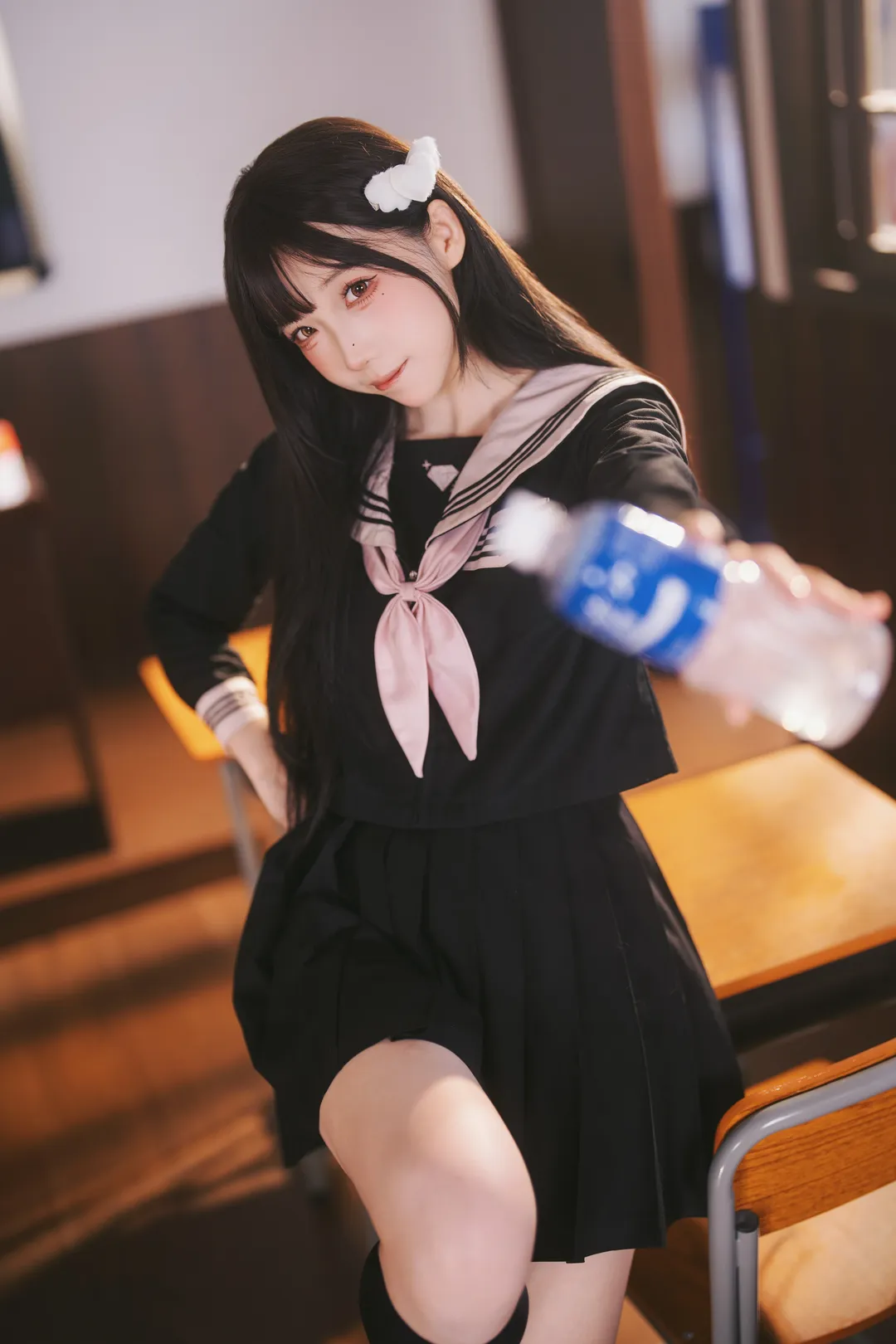 放学后的日系教室，黑水手服与黑丝长袜少女写真 - 第 7 张