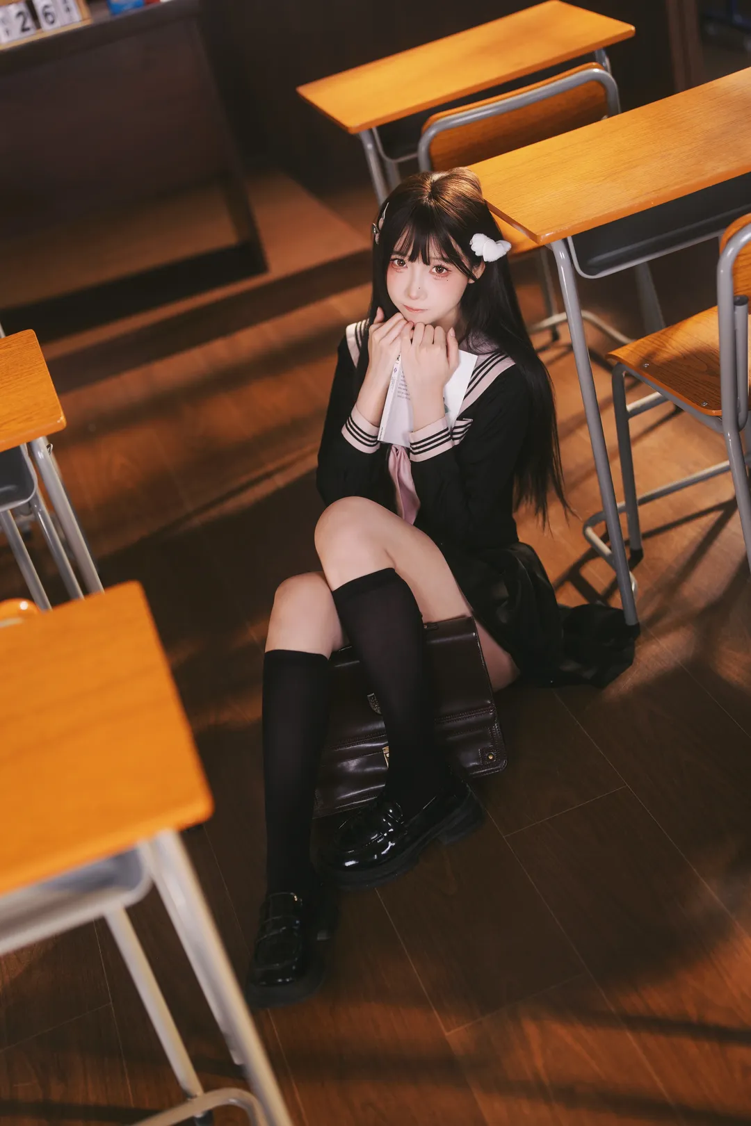 放学后的日系教室，黑水手服与黑丝长袜少女写真 - 第 8 张