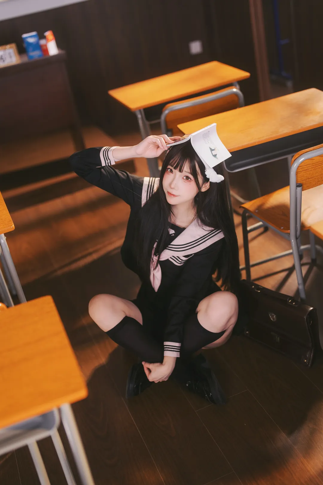 放学后的日系教室，黑水手服与黑丝长袜少女写真 - 第 9 张