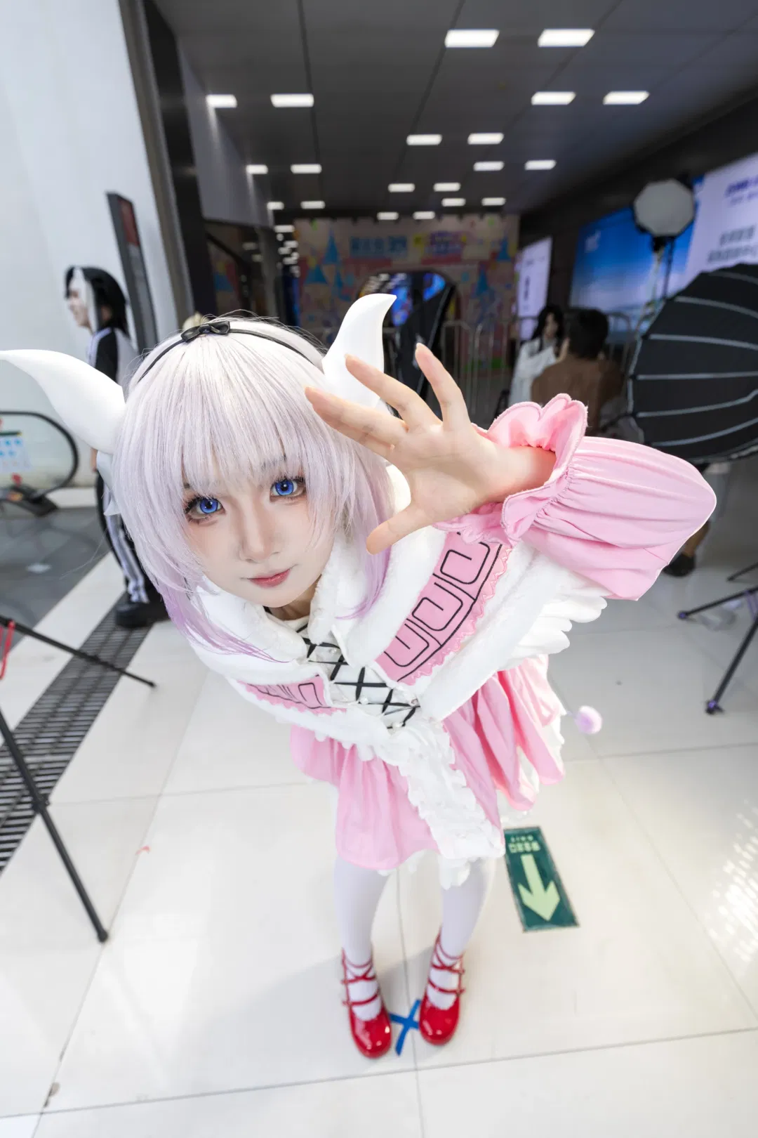 【康娜cos】小林家的女仆康娜酱，粉色毛绒与白色连裤袜的场照记录 - 第 1 张