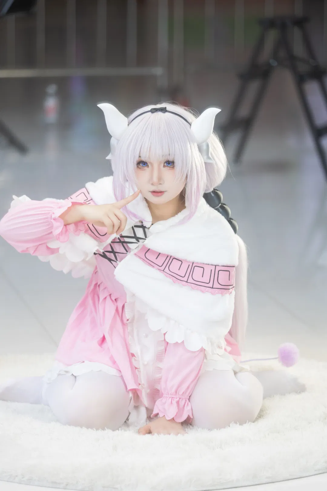 【康娜cos】小林家的女仆康娜酱，粉色毛绒与白色连裤袜的场照记录 - 第 2 张