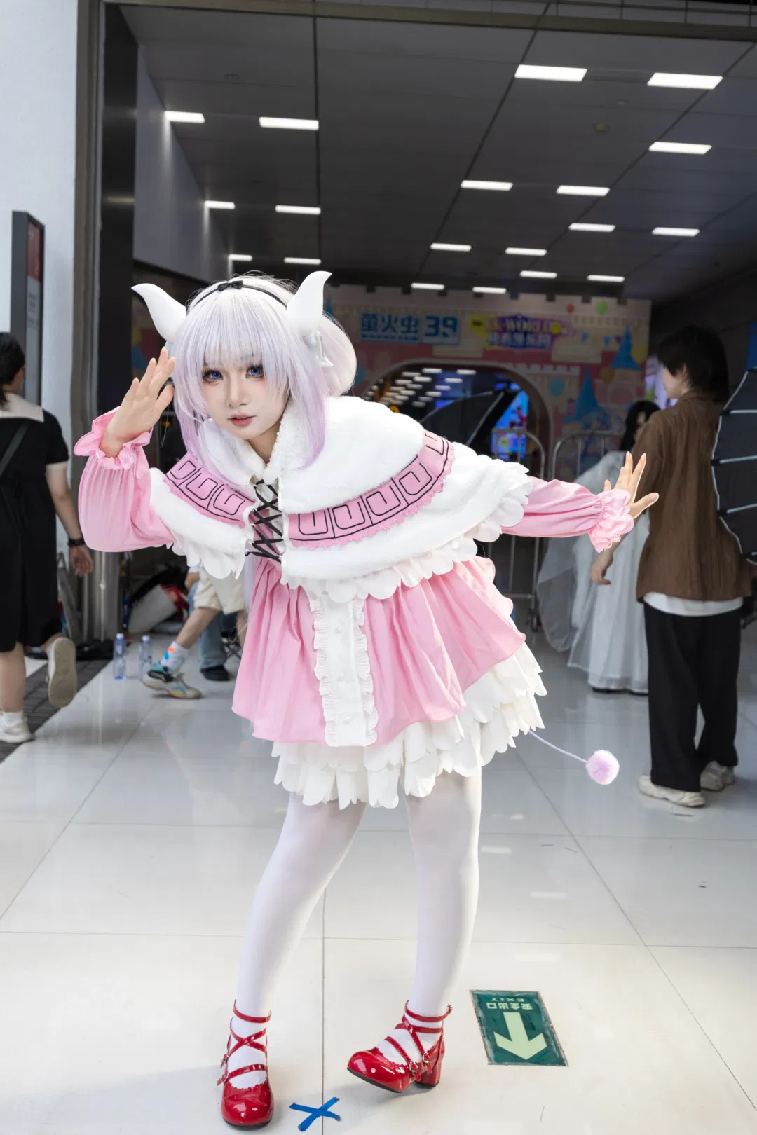 【康娜cos】小林家的女仆康娜酱，粉色毛绒与白色连裤袜的场照记录 - 第 3 张